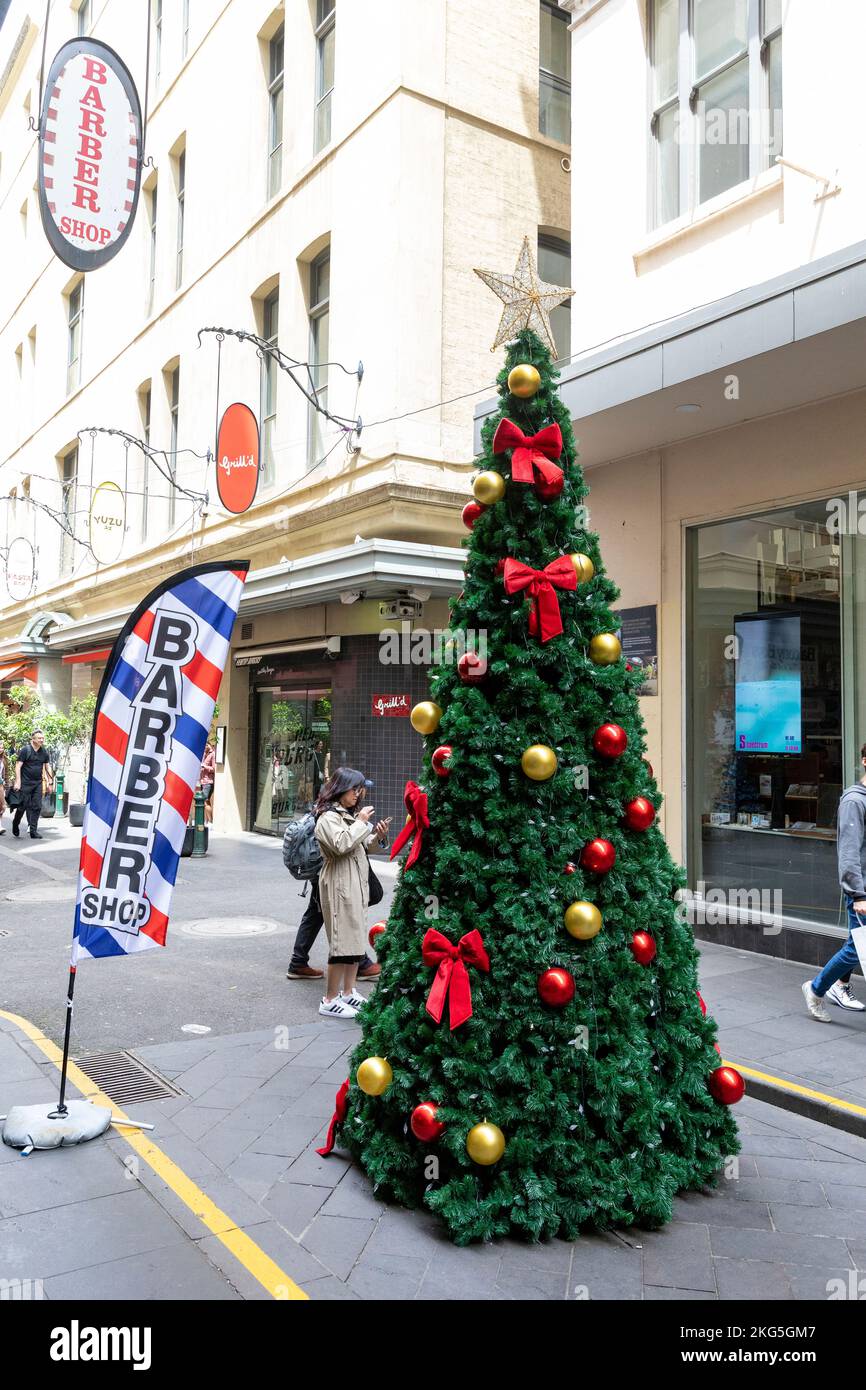 Weihnachtsbaum in einer melbourne Laneway neben dem Friseur mit seinen Schildern und Banner, Melbourne City Centre, Victoria, Australien Stockfoto