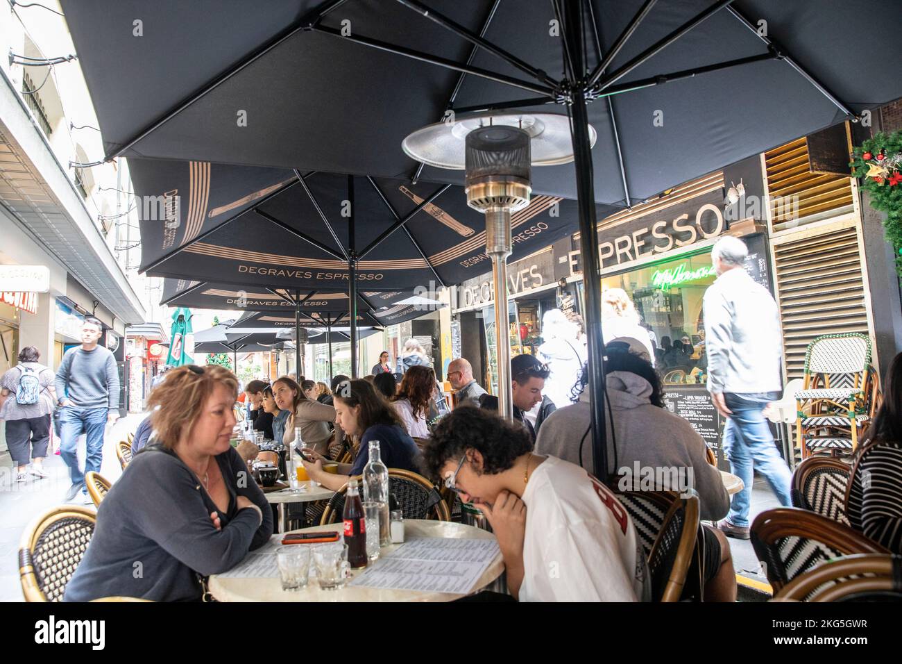 Melbourne Food Laneway, Mutter und Sohn und andere Menschen speisen in degraves Straßencafés und Restaurants im Freien, Melbourne, Victoria, Australien Stockfoto