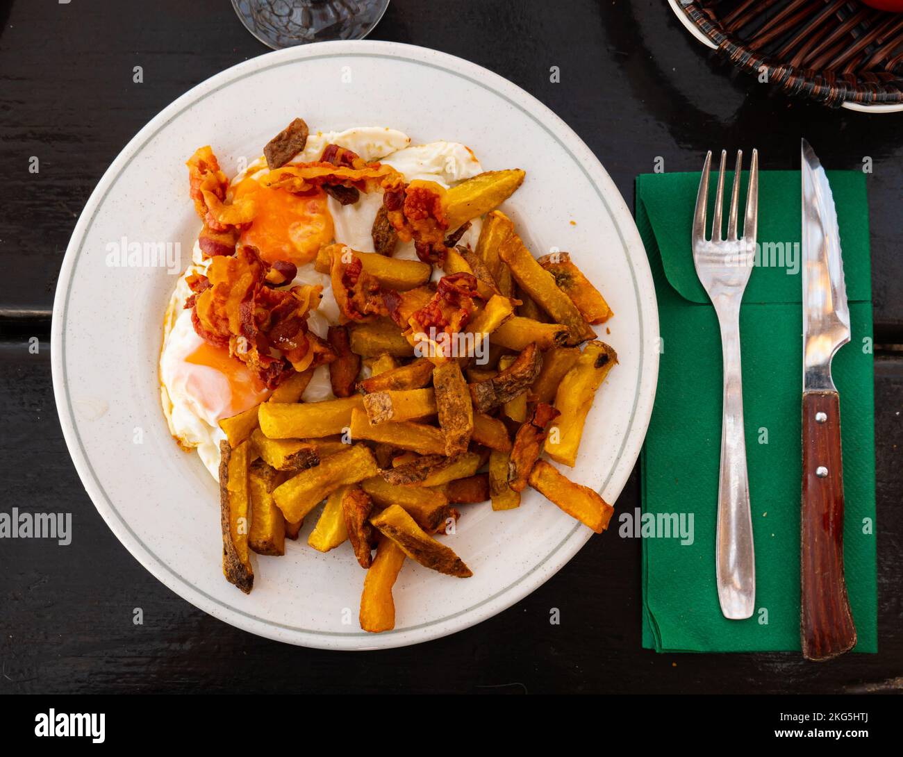 Sonnige Beilage mit gebackenen Kartoffeln und gebratenem Speck Stockfoto