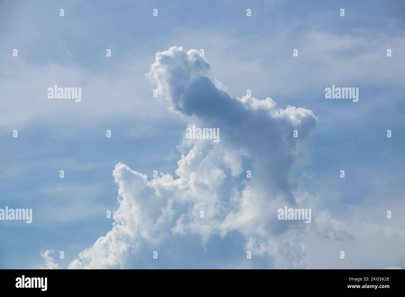 Wolkiger Himmel - Hintergrund - Textur e - seltsame Wolkenformationen Stockfoto
