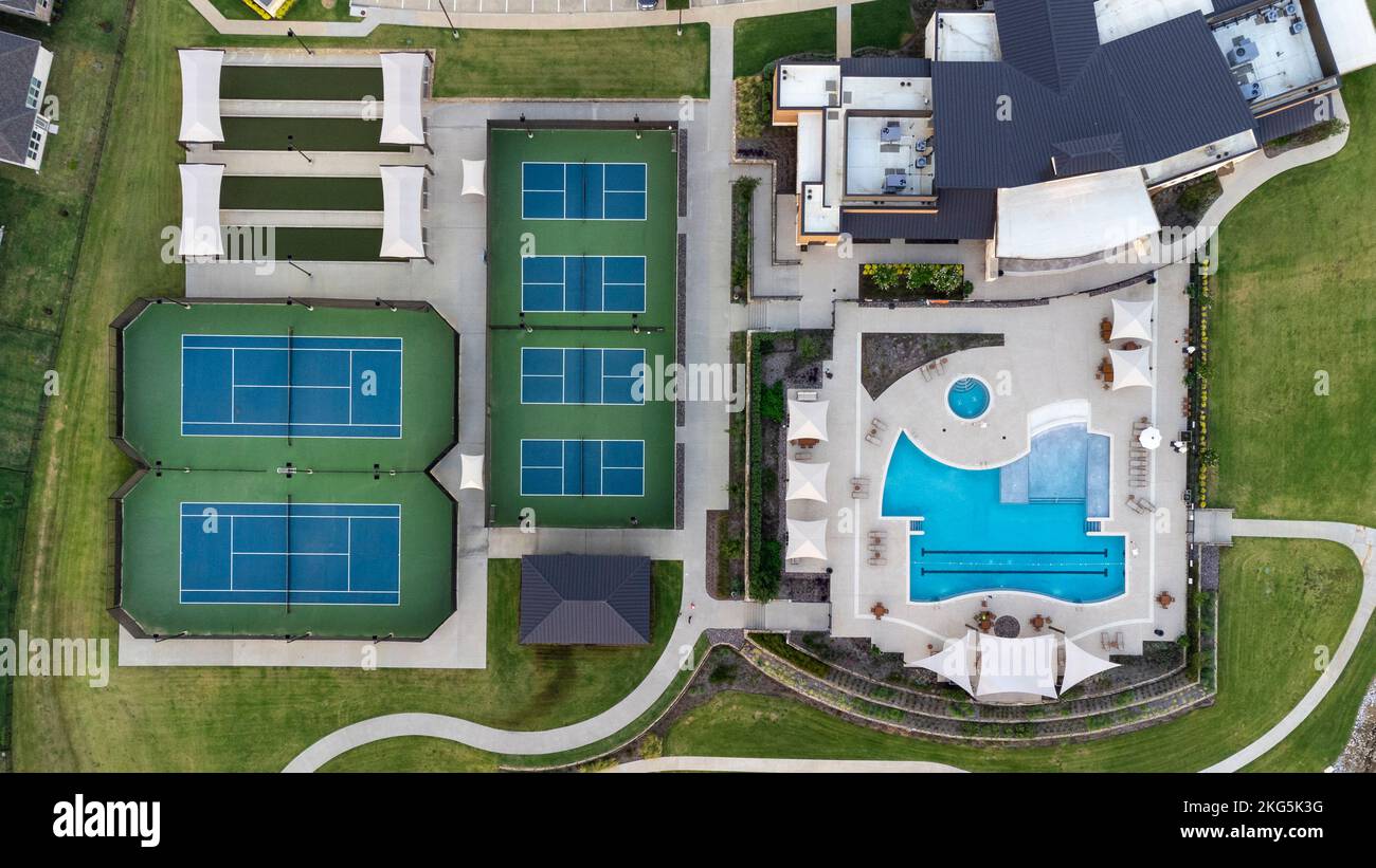 Luftaufnahme von großen Tennisplätzen, Swimmingpool im gemeinschaftlichen Erholungszentrum mit Villen mit Lounge-Zonen im Sommer im Freien. Stockfoto