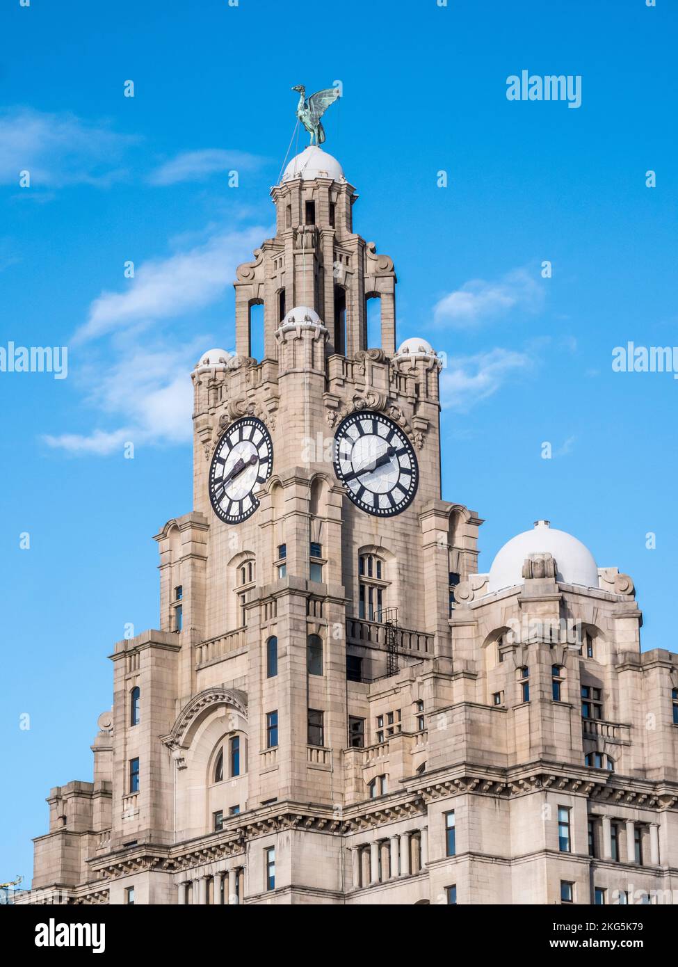 Straßenszene in Liverpool mit Blick auf das Royal Liver Building eines der drei Graces, die Pier Head dominieren und den Fluss Mersey überblicken Stockfoto