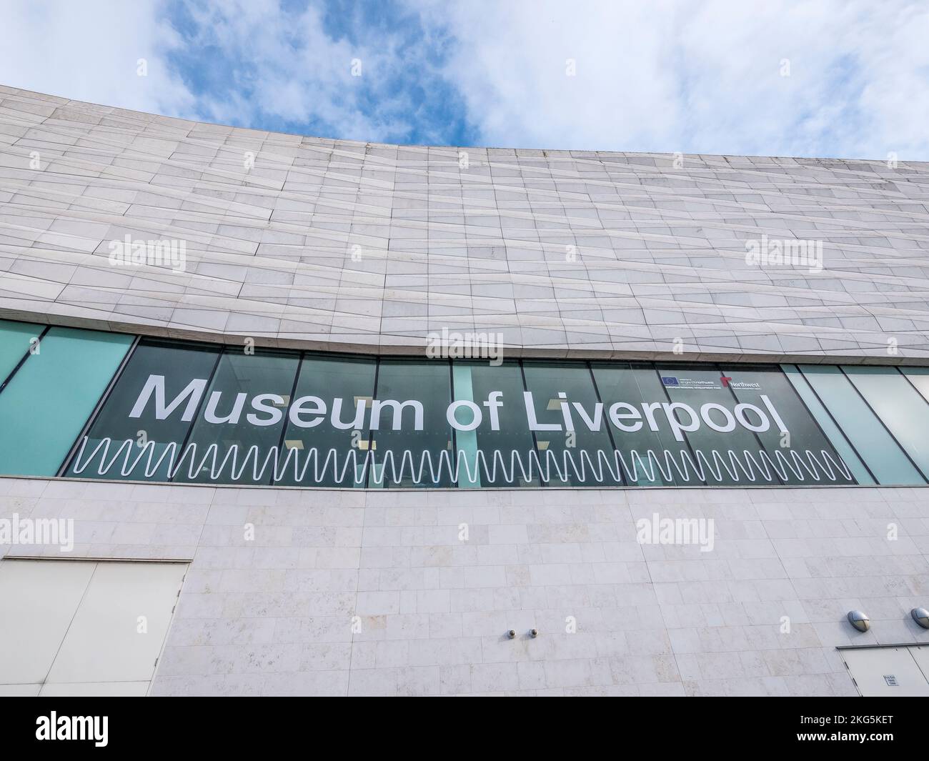 Straßenszenen in der Hafenstadt Liverpool, die hier entlang der Pier Head Promenade des Museums von Liverpool zu sehen sind Stockfoto