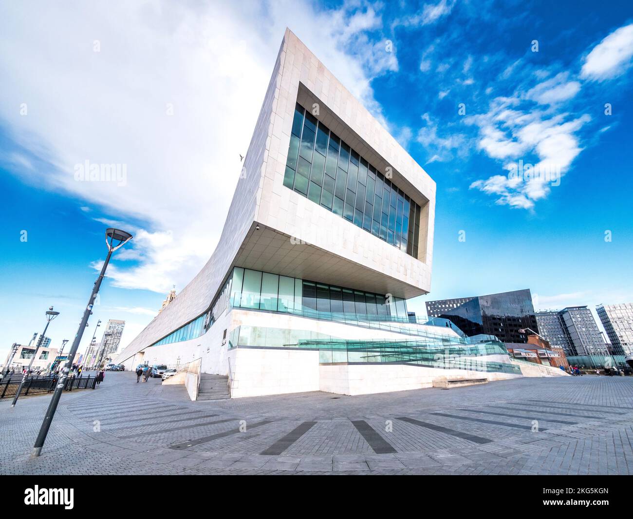 Straßenszenen in der Hafenstadt Liverpool, die hier entlang der Pier Head Promenade des Museums von Liverpool zu sehen sind Stockfoto