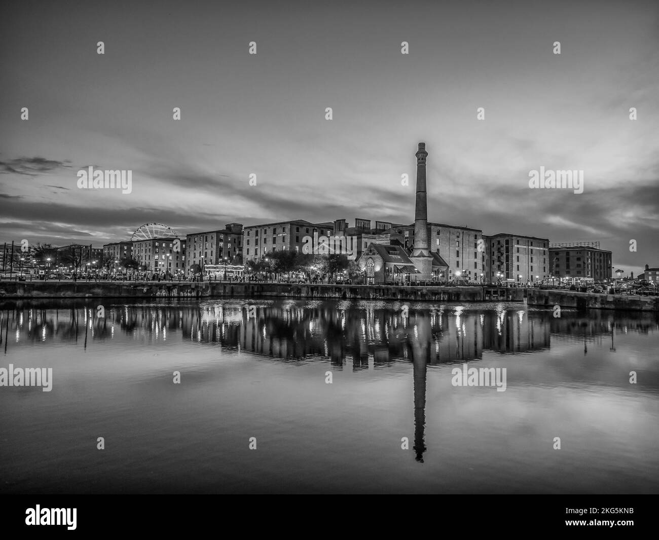 Straßenszenen in Liverpool, die man hier vom Albert Dock über die Anlegestelle bis zum alten Kamin des Pumpenhauses der Docks sehen kann Stockfoto