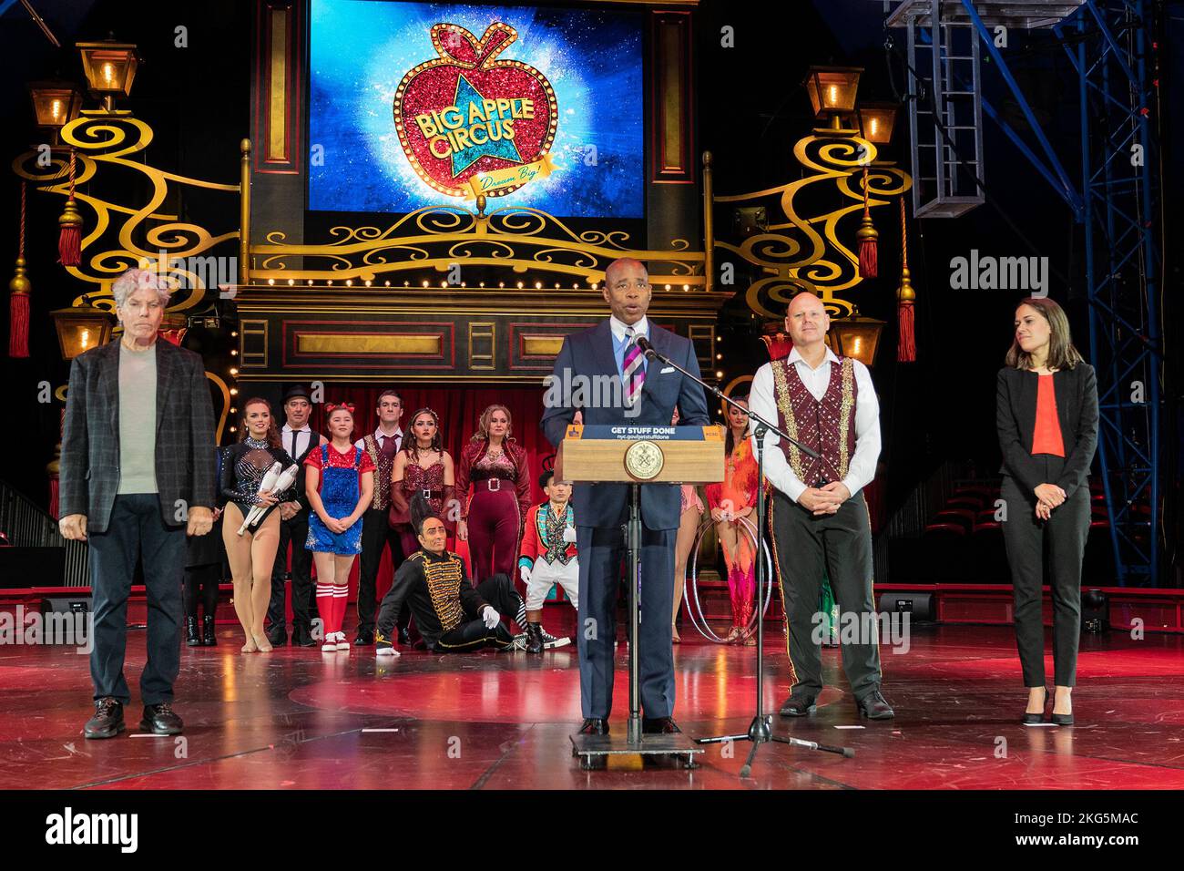 New York, Usa. 21.. November 2022. Bürgermeister Eric Adams gibt eine Ankündigung unter dem Zelt im Damrosch Park ab. Während der Ankündigung wurden Nik Wallenda von Big Apple Circus und Ken Sunshine, Gründer von Sunshine Sachs Consultants, zum Bürgermeister eingeladen. (Foto von Lev Radin/Pacific Press) Quelle: Pacific Press Media Production Corp./Alamy Live News Stockfoto