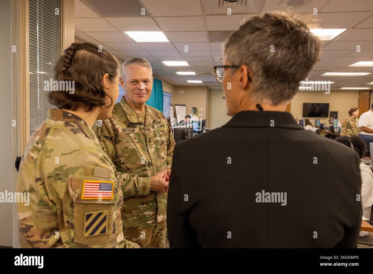 Der stellvertretende Kommandant des USACE-Hauptquartiers, Maj. Gen. Heitkamp, besucht das Notkontrollzentrum der Landkreise von Portland für die Operation Blue Roof, ein Programm, das den vom Hurrikan Ian betroffenen Hausbesitzern in Florida eine vorübergehende Dachdeckung bietet. Freiwillige beantworten Telefone und Feldfragen von Bewohnern, die vom Hurrikan Ian betroffen sind. Stockfoto