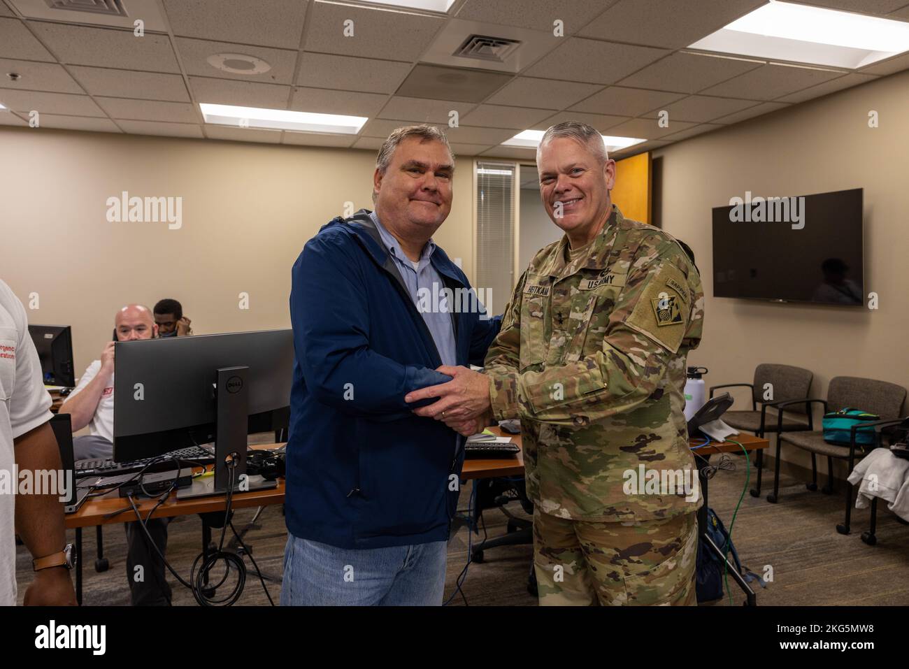 Der stellvertretende Kommandant des USACE-Hauptquartiers, Maj. Gen. Heitkamp, besucht das Notkontrollzentrum der Landkreise von Portland für die Operation Blue Roof, ein Programm, das den vom Hurrikan Ian betroffenen Hausbesitzern in Florida eine vorübergehende Dachdeckung bietet. Freiwillige beantworten Telefone und Feldfragen von Bewohnern, die vom Hurrikan Ian betroffen sind. Stockfoto