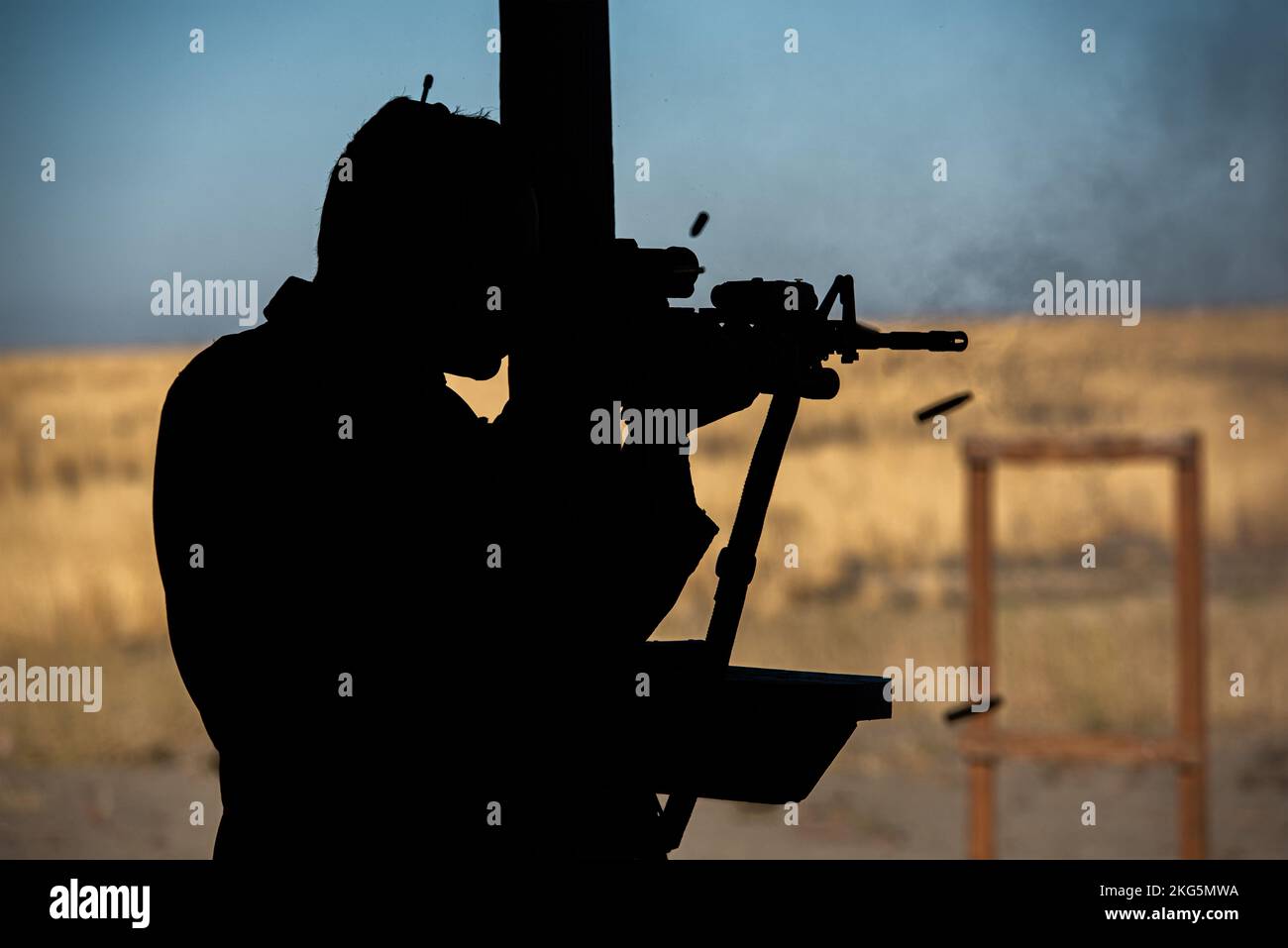 Col. Isaac T. Bell, stellvertretender Kommandant des 366. Fighter Wing, feuert am 5. Oktober 2022 außerhalb des Luftwaffenstützpunkts Mountain Home, Idaho, einen M4-Karabiner auf den Schießstand außerhalb der Basis. Flieger müssen routinemäßige Waffenqualifizierungen absolvieren, um Sicherheits- und Leistungsstandards zu gewährleisten. Stockfoto