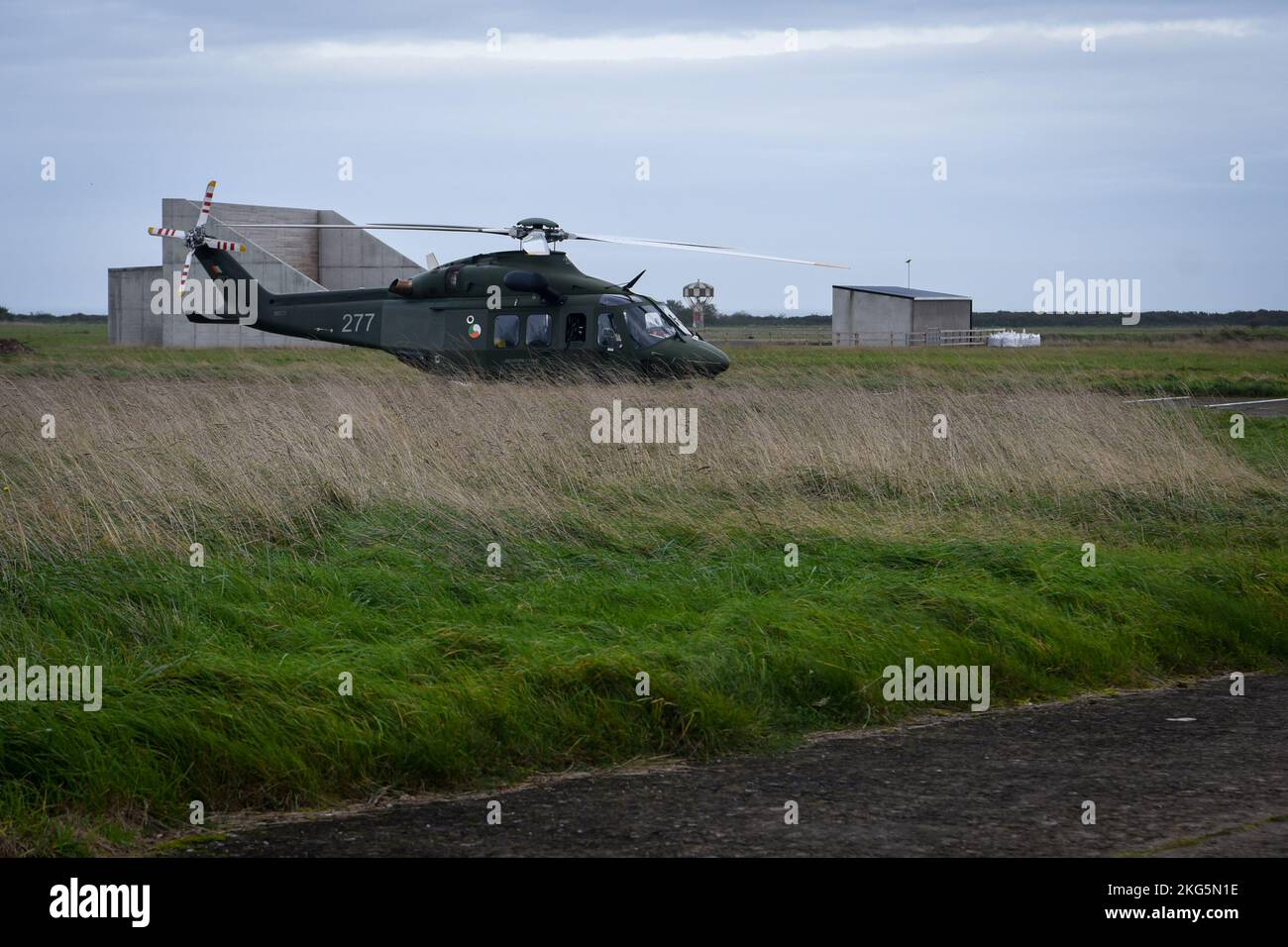 Ein Irish Air Corps (IAC) AugustaWestland AW139 wartet während einer Übung an der Ostküste Irlands am 27. Oktober 2022. Das US-Team besuchte das IAC, um ihr Verständnis für die AW139 in Vorbereitung auf den Übergang zur MH-139 zu verbessern; die Übung demonstrierte die Fähigkeiten des Flugzeugs und erlaubte den 20. Mitgliedern der Luftwaffe, sich mit den Taktiken, Techniken und Verfahren der IAC vertraut zu machen. (USA Luftwaffe Foto von 1. LT. Emily Seaton) Stockfoto