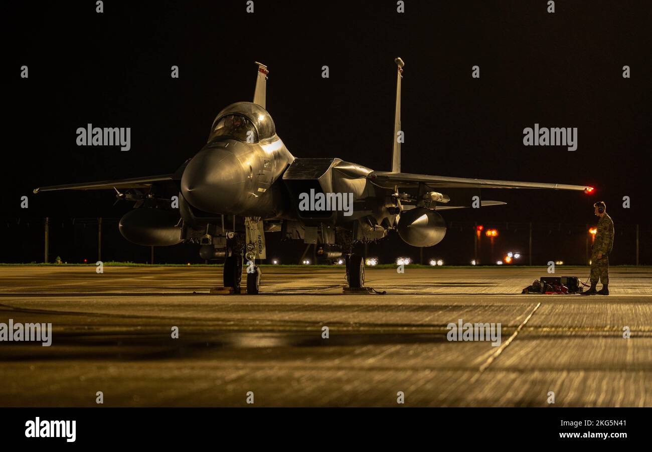 Ein dem Jagdgeschwader 494. zugeordneter F-15E-Angriffsadler der US-Luftwaffe bereitet sich auf den Start während des Nachtflugbetriebs bei der Royal Air Force Lakenheath, England, am 7. November 2022 vor. Der Liberty Wing führt Nachtflüge durch, um die Bereitschaft zu wahren und die operativen Fähigkeiten zu demonstrieren. (USA Luftwaffe Foto von Airman 1. Klasse Olivia Gibson) Stockfoto