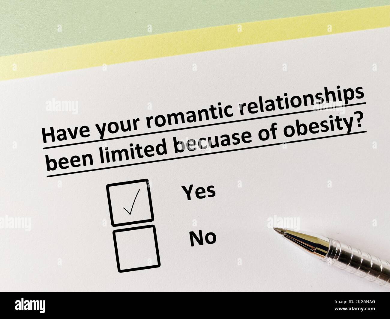Eine Person beantwortet Fragen zur Ernährung. Seine romantischen Beziehungen sind begrenzt wegen Fettleibigkeit. Stockfoto