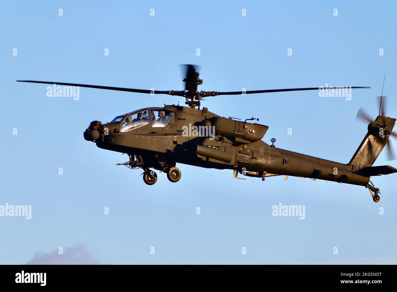 Ein AH-64E Apache Hubschrauber aus 4. Bataillon, 2. Aviation Regiment, 2. Combat Aviation Brigade, 2. Infantry Division ROK/U.S. Am 14. November 2022 manövriert die kombinierte Division in Angriffsposition, um Ziele mit ihrer 30mm Kanone in der Nightmare Range zu erreichen. Die Durchführung dieser Schützentische bescheinigt Besatzungen für zukünftige Trainingsübungen und die Verteidigung der Halbinsel im Augenblick. (USA Armeefoto von Capt. Frank Spatt)​ Stockfoto