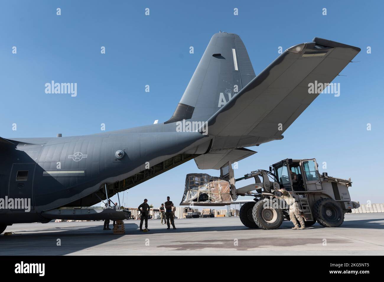 US Air Force Tech. Sgt. Michael Gesford, HC-130J Combat King II Ladermeister, der der Expeditionary Rescue Squadron von 26. zugewiesen wurde, leitet einen Gabelstapler, der Fracht für den Transport zu seinem Flugzeug an einem nicht bekannt gegebenen Ort im Verantwortungsbereich des US Central Command, 5. November 2022. Der HC-130J ist ein schnell einsetzbares, multifunktionales Flugzeug, das die Reichweite der US-amerikanischen und Partner-Rettungskräfte innerhalb des CENTCOM AOR erweitern und taktische Kampfhubfähigkeiten bieten kann. (USA Air Force Foto von Tech. Sgt. Daniel Asselta) Stockfoto