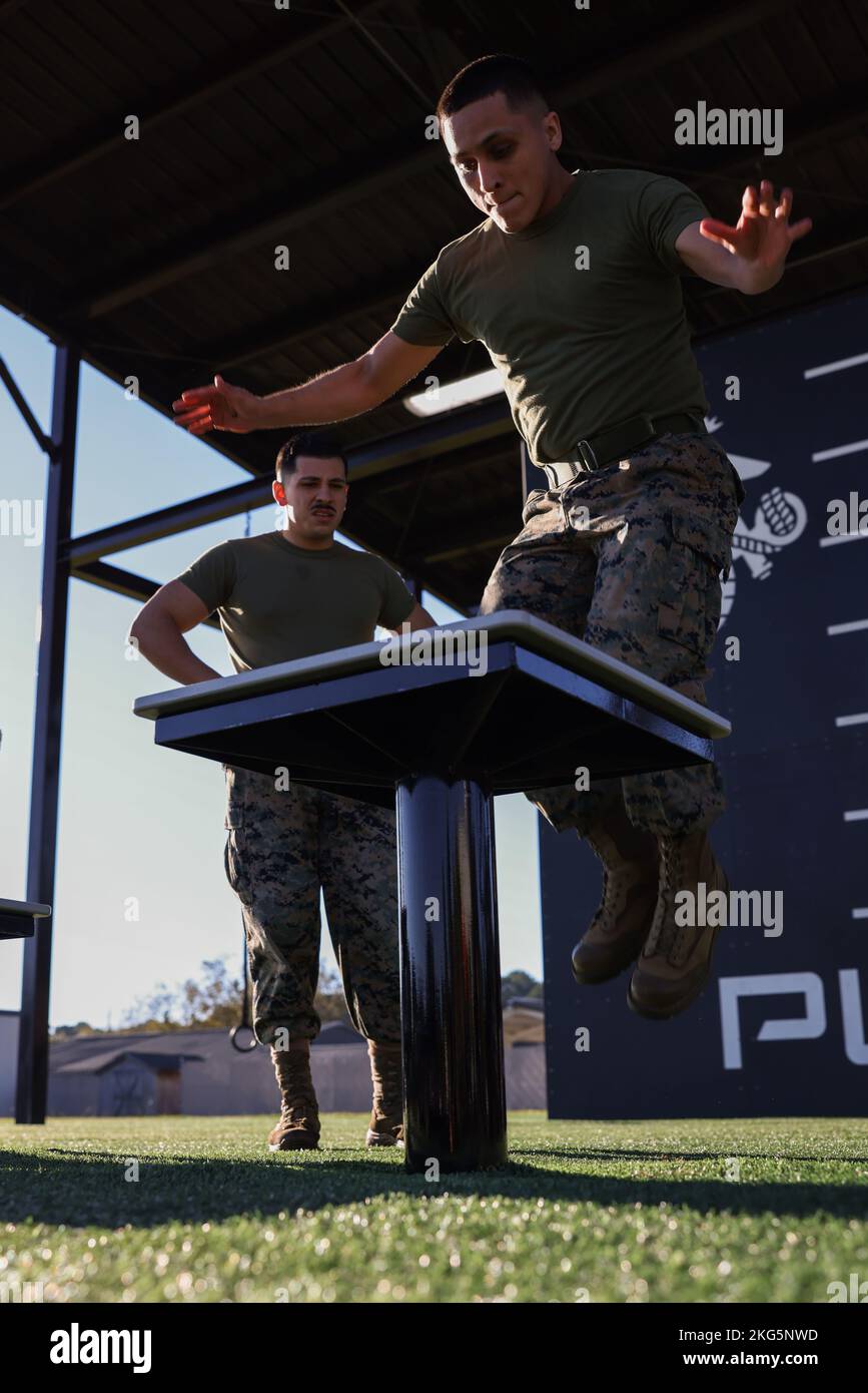 U.S. Marine Corps CPL. Julio Gomez, administrativer Spezialist, Combat Logistics Company 23, 2. Maintenance Bataillon, führt Boxsprünge während des „Throwdown at Fightertown“, Marine Corps Air Station (MCAS) Beaufort, South Carolina, durch, 5. Oktober 2022. Marine Corps Family Team Building veranstaltete zusammen mit dem Marine Corps Community Service Semper den dritten jährlichen Wettbewerb „Throwdown at Fightertown“, Stockfoto