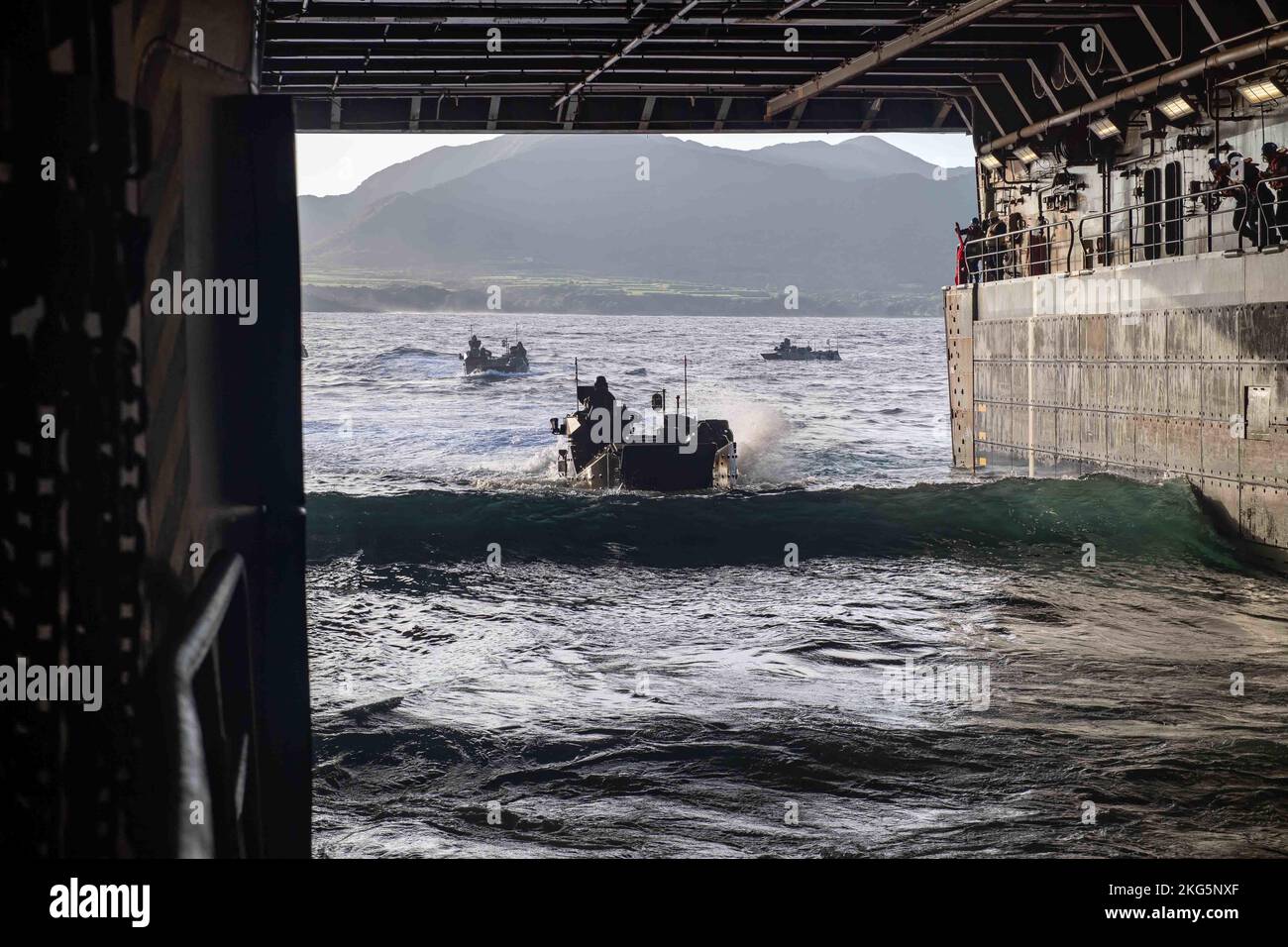 221118-N-XB010-1007 PHILIPPINISCHES MEER (NOV 18, 2022) – Matrosen, die dem im Vorlauf eingesetzten amphibischen Transportschiff USS New Orleans (LPD 18) zugewiesen wurden, stehen im Brunnendeck zur Verfügung, während Mitglieder der Japan Self-Defense Force (JSDF) Amphibious Rapid Deployment Brigade (ARDB) während des Keen Sword 23 in Amphibious Assault Vehicles (AAVs) vom philippinischen Meer zurückkehren. Keen Sword ist eine gemeinsame, bilaterale, alle zwei Jahre stattfindende Übung zum Feldtraining, an der US-Militär und Mitarbeiter der japanischen Selbstverteidigungskräfte beteiligt sind, um die Kampfbereitschaft und Interoperabilität zu erhöhen und das mit Eisen verkleidete Bündnis zwischen Japan und den USA zu stärken. ( Stockfoto