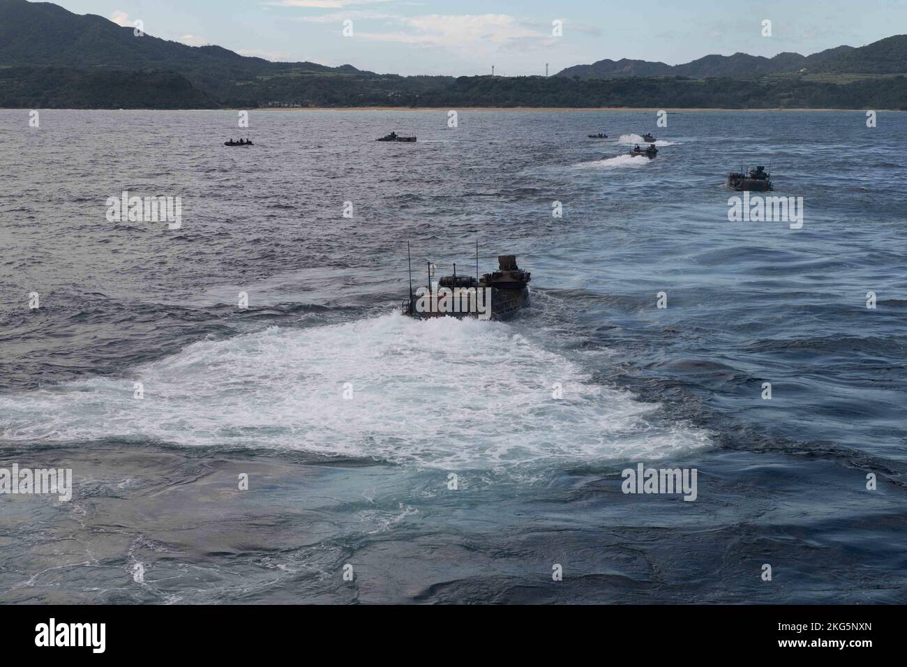 221118-N-XB010-1005 PHILIPPINISCHES MEER (NOV 18, 2022) – Mitglieder der Japan Self-Defense Force (JSDF) Amphibious Rapid Deployment Brigade (ARDB) starten in einem Angriff Amphibienfahrzeuge (AAVs) von dem nach vorne eingesetzten Amphibientransportschiff USS New Orleans’ (LPD 18) während des Keen Sword 23 in das philippinische Meer. Keen Sword ist eine gemeinsame, bilaterale, alle zwei Jahre stattfindende Übung zum Feldtraining, an der US-Militär und Mitarbeiter der japanischen Selbstverteidigungskräfte beteiligt sind, um die Kampfbereitschaft und Interoperabilität zu erhöhen und das mit Eisen verkleidete Bündnis zwischen Japan und den USA zu stärken. (USA Navy Foto von Mass Commun Stockfoto