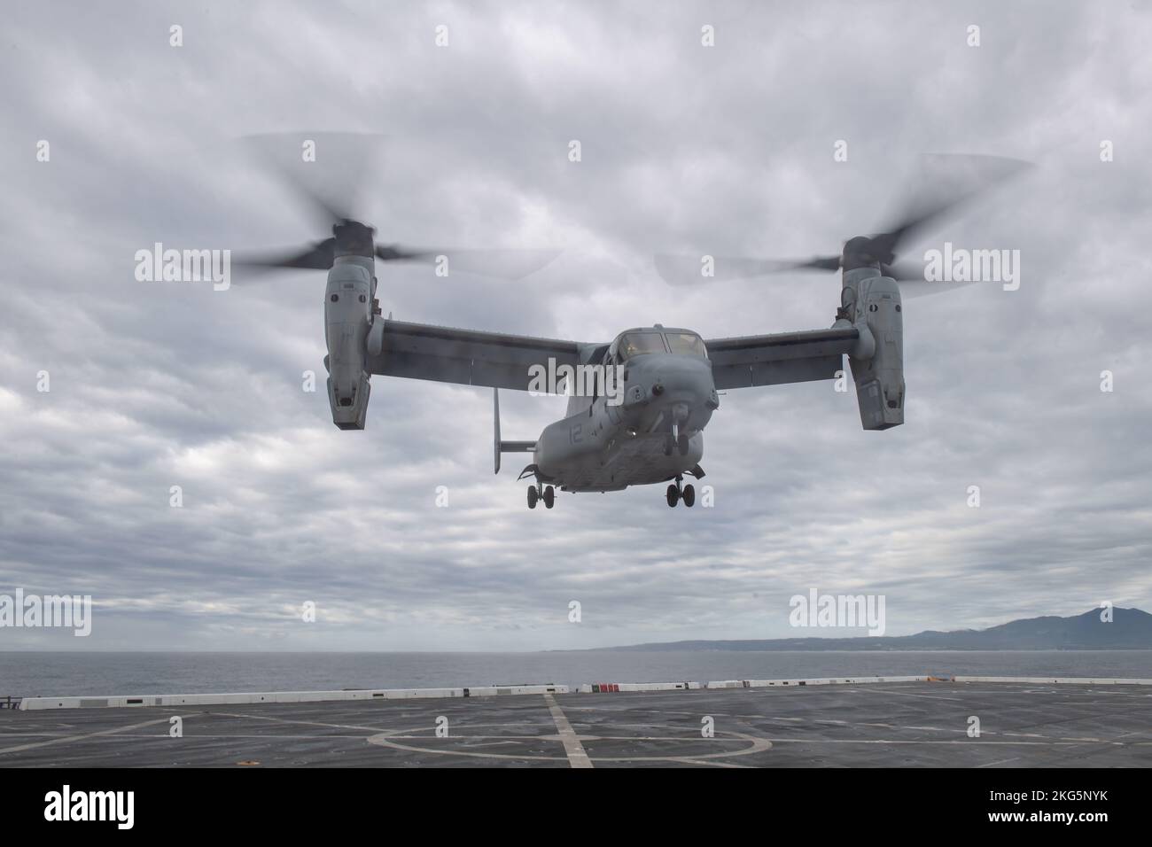 221118-N-XB010-1022 PHILIPPINISCHES MEER (NOV 18, 2022) – ein MV-22B Osprey-Hubschrauber landet auf dem nach vorne eingesetzten amphibischen Transportschiff USS New Orleans’ (LPD 18) Flugdeck, während er sich während des Keen Sword 23 im philippinischen Meer aufsetzte. Keen Sword ist eine gemeinsame, bilaterale, alle zwei Jahre stattfindende Übung zum Feldtraining, an der US-Militär und Mitarbeiter der japanischen Selbstverteidigungskräfte beteiligt sind, um die Kampfbereitschaft und Interoperabilität zu erhöhen und das mit Eisen verkleidete Bündnis zwischen Japan und den USA zu stärken. (USA Navy Foto von Mass Communication Specialist 1. Class Desmond Parks) Stockfoto