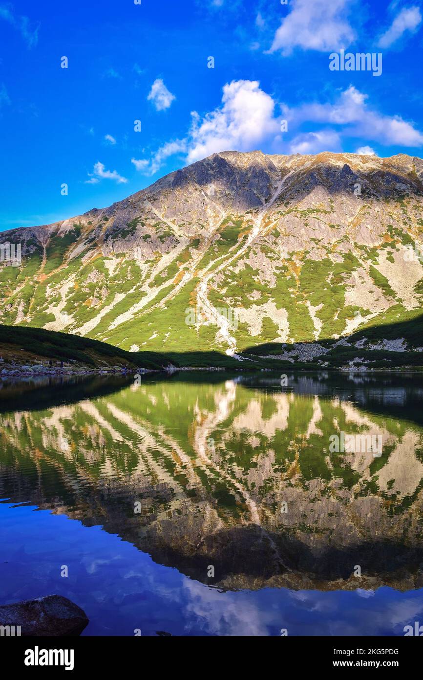 Wundervolle Sommerlandschaft in den Bergen. Berggipfel spiegeln sich in einem wunderschönen See. Foto im Gasienicowa-Tal auf der polnischen Tatra Stockfoto
