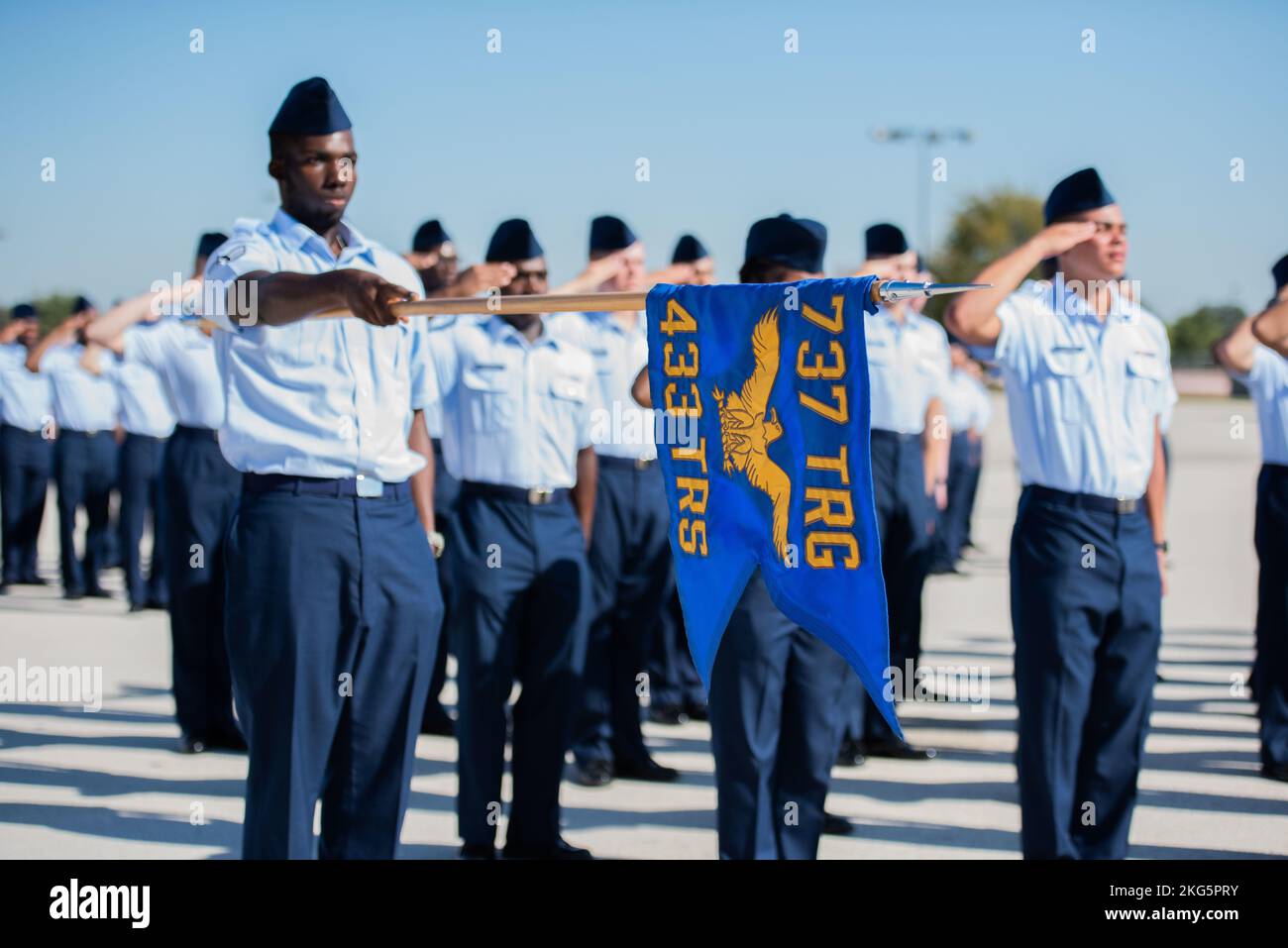 Mehr als 600 Luftwaffe, die dem 433. Training Squadron zugewiesen wurde, absolvierten vom 5. Bis 6. Oktober 2022 das Basic Military Training in der Joint Base San Antonio-Lackland, Texas. General Mike Minihan, Kommandant des Air Mobility Command, begutachtete die Zeremonie. Stockfoto