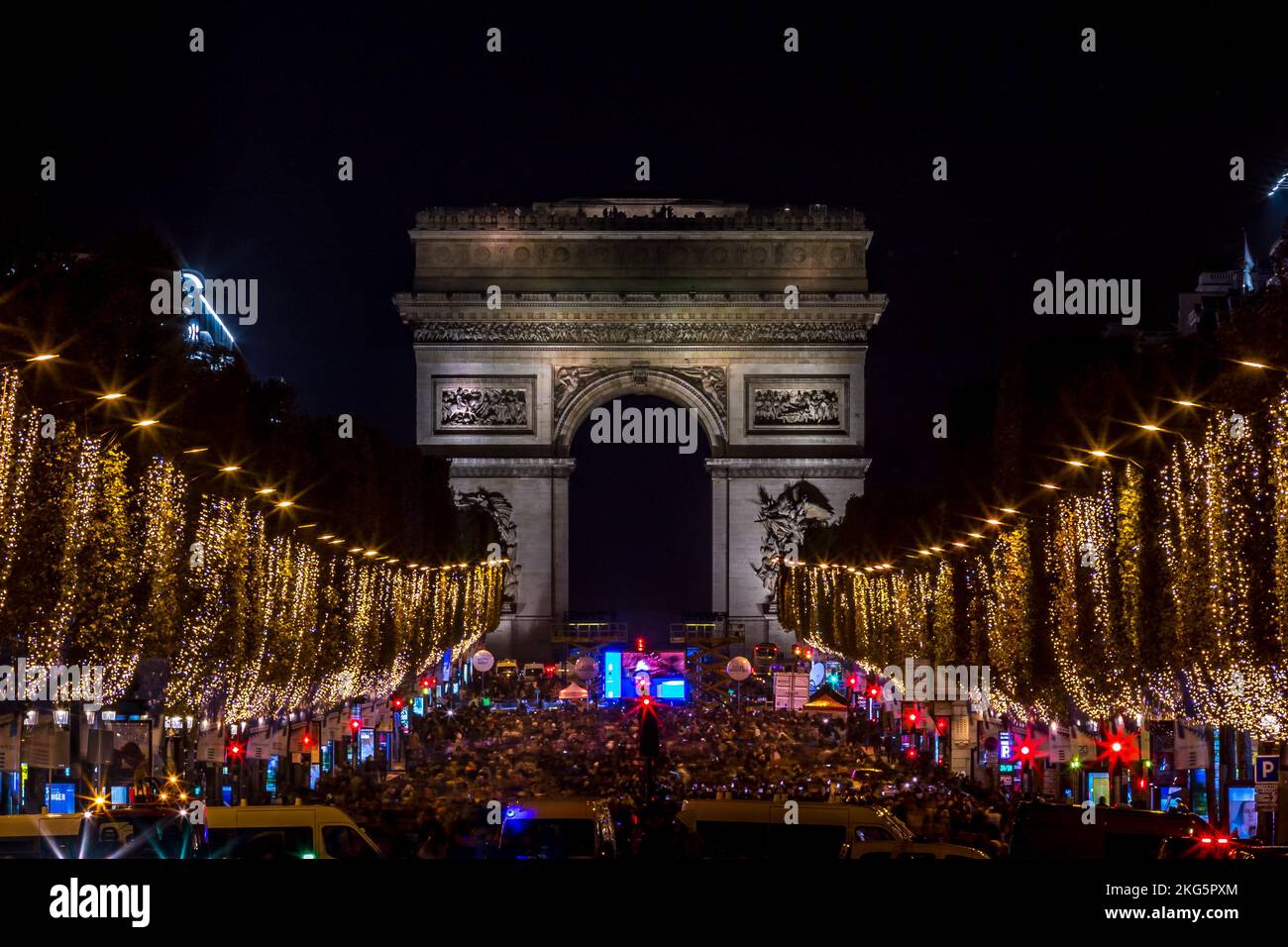 Paris, Frankreich - 20. November 2022: Weihnachtszeit, Dekoration entlang der Avenue des Champs Elysees mit Arc de Triomphe im Hintergrund in Paris, Fra Stockfoto