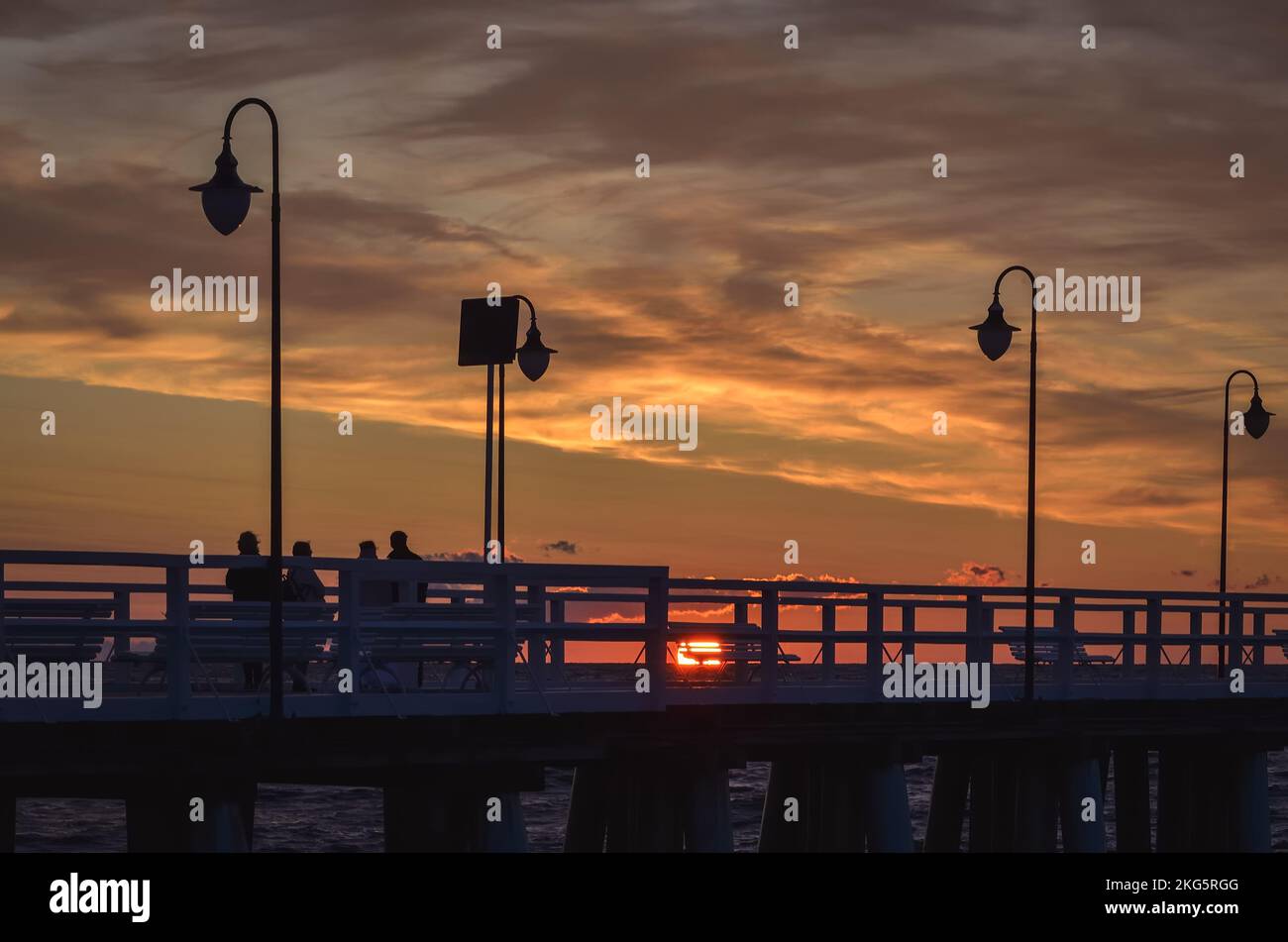 Wunderschöne Küstenlandschaft am Morgen. Beliebter Pier in Gdynia, Polen bei Sonnenaufgang. Stockfoto