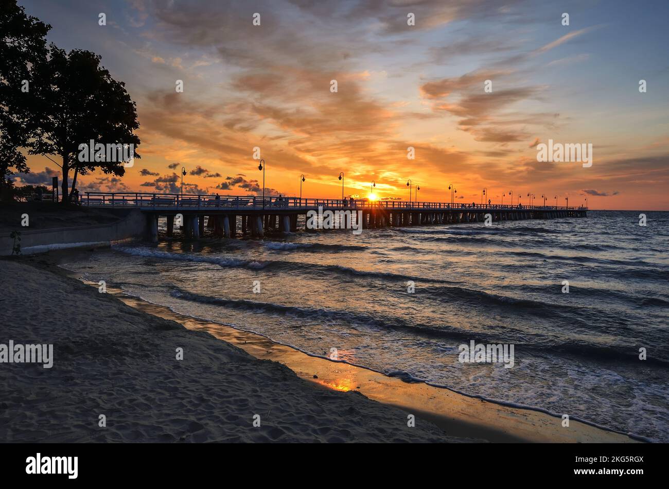 Wunderschöne Küstenlandschaft am Morgen. Beliebter Pier in Gdynia, Polen bei Sonnenaufgang. Stockfoto