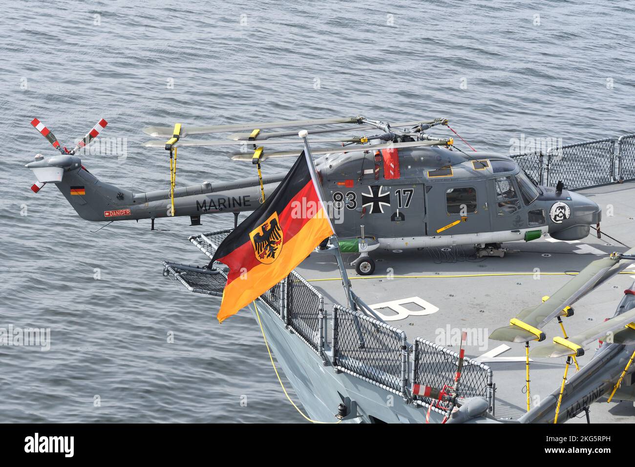 Tokio, Japan - 07. November 2021: Marine Jack der deutschen Marine und Westland Sea Lynx Mk.88A Anti-U-Boot-Hubschrauber. Stockfoto