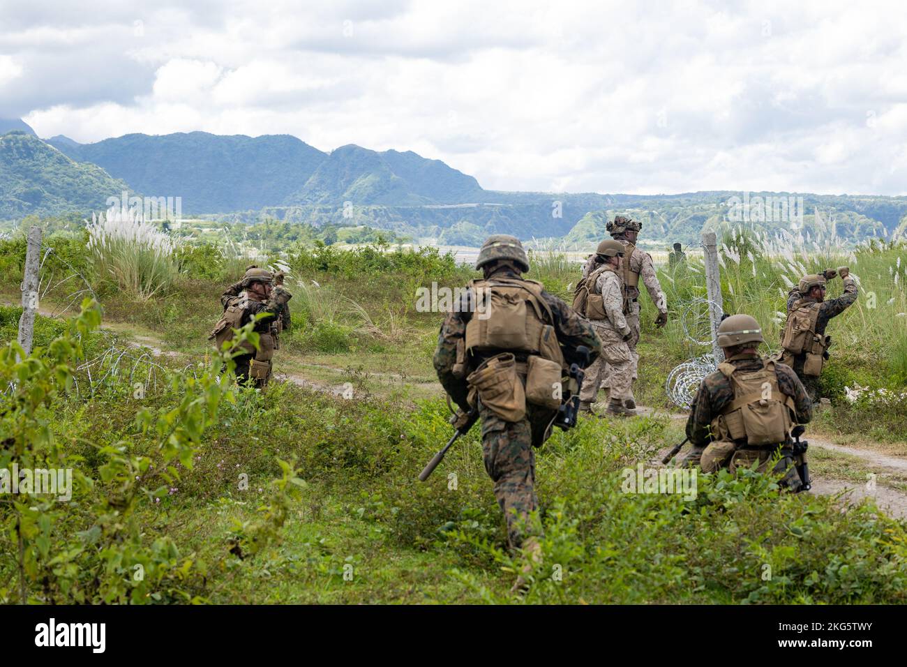 U.S. Marines mit Bataillon Landing Team 2D Bataillon, 5. Marines, 31. Marine Expeditionary Unit, durchbrechen eine befestigte Position während einer kombinierten Live-Feuer-Übung im Rahmen von KAMANDAG 6 auf dem Colonel Ernesto Ravina Air Base, Tarlac, Philippinen, 6. Oktober 2022. KAMANDAG ist eine jährliche bilaterale Übung zwischen den Streitkräften der Philippinen und dem US-Militär, die darauf ausgerichtet ist, Interoperabilität, Fähigkeiten, Vertrauen und Zusammenarbeit zu stärken, die über Jahrzehnte hinweg gemeinsame Erfahrungen gesammelt haben. Stockfoto