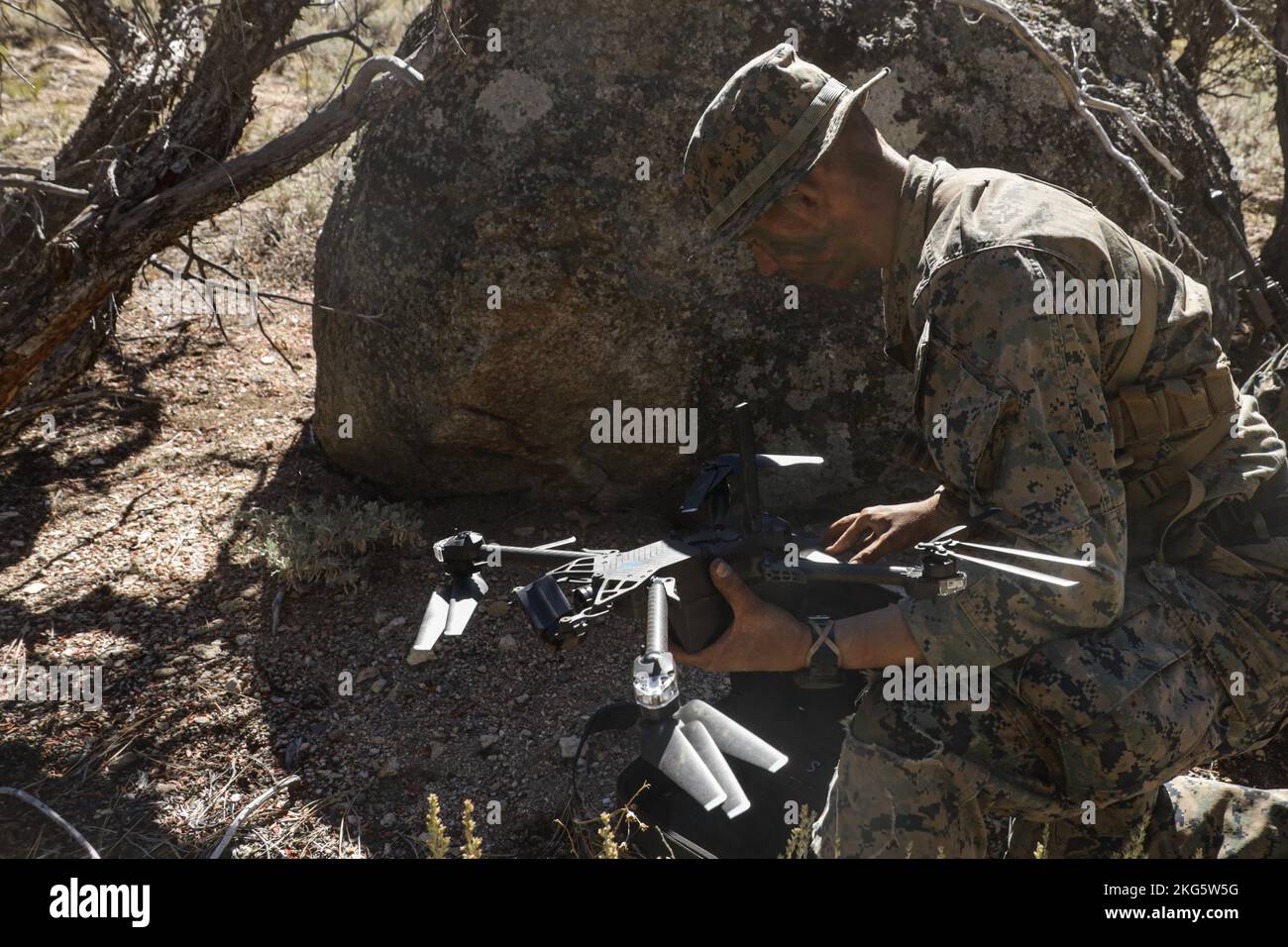 US Marine Lanze CPL. Zachary Gerard, ein kleiner unbemannter Flugzeugsystembetreiber mit Echo Company, 2. Bataillon, 1. Marine Regiment, 1. Marine Division, bereitet sich auf den Start einer Skydio-Drohne während der Mountain Training Exercise 1-23 im Marine Corps Mountain Warfare Training Center Bridgeport, Kalifornien, 5. Oktober 2022 vor. Während der MTX lernten die Marines verschiedene Fähigkeiten, um in einer strengen Bergumgebung besser im Kampf und Überleben zu sein. Gerard stammt aus Pasadena, Texas. Stockfoto