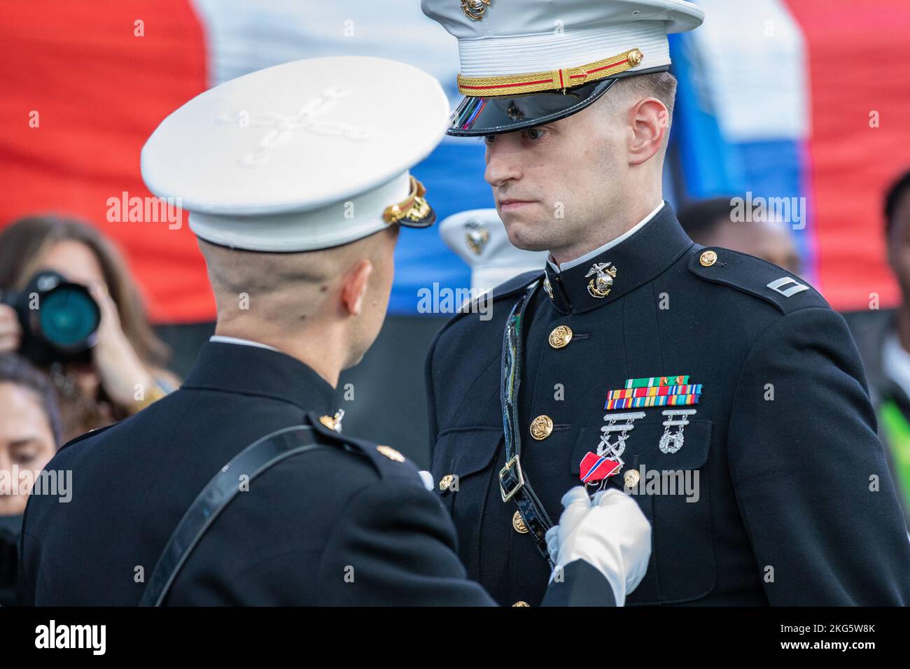 US Marine Corps Capt. Zackary L. Dahl, Einsatzleiter der Rekrutierungsstation Charlotte, 6. Marine Corps District, erhält den Bronze Star für seine Bemühungen während der Evakuierung Afghanistans im Bank of America Stadium, Charlotte, North Carolina, 5. Oktober 2022. Dahl wurde für seinen verdienstvollen Dienst als verantwortlichem Air Support Element (ASE) Officer, Marine Air Control Group-28 Detachment (MACG-28), Marine Medium Tiltrotor Squadron 162 verstärkt, 24. Marine Expeditionary Unit (24 MEU), zur Unterstützung der Afghanistan Non-combatant Evacuation for Operation Freedom's Sentinel, FRO, anerkannt Stockfoto