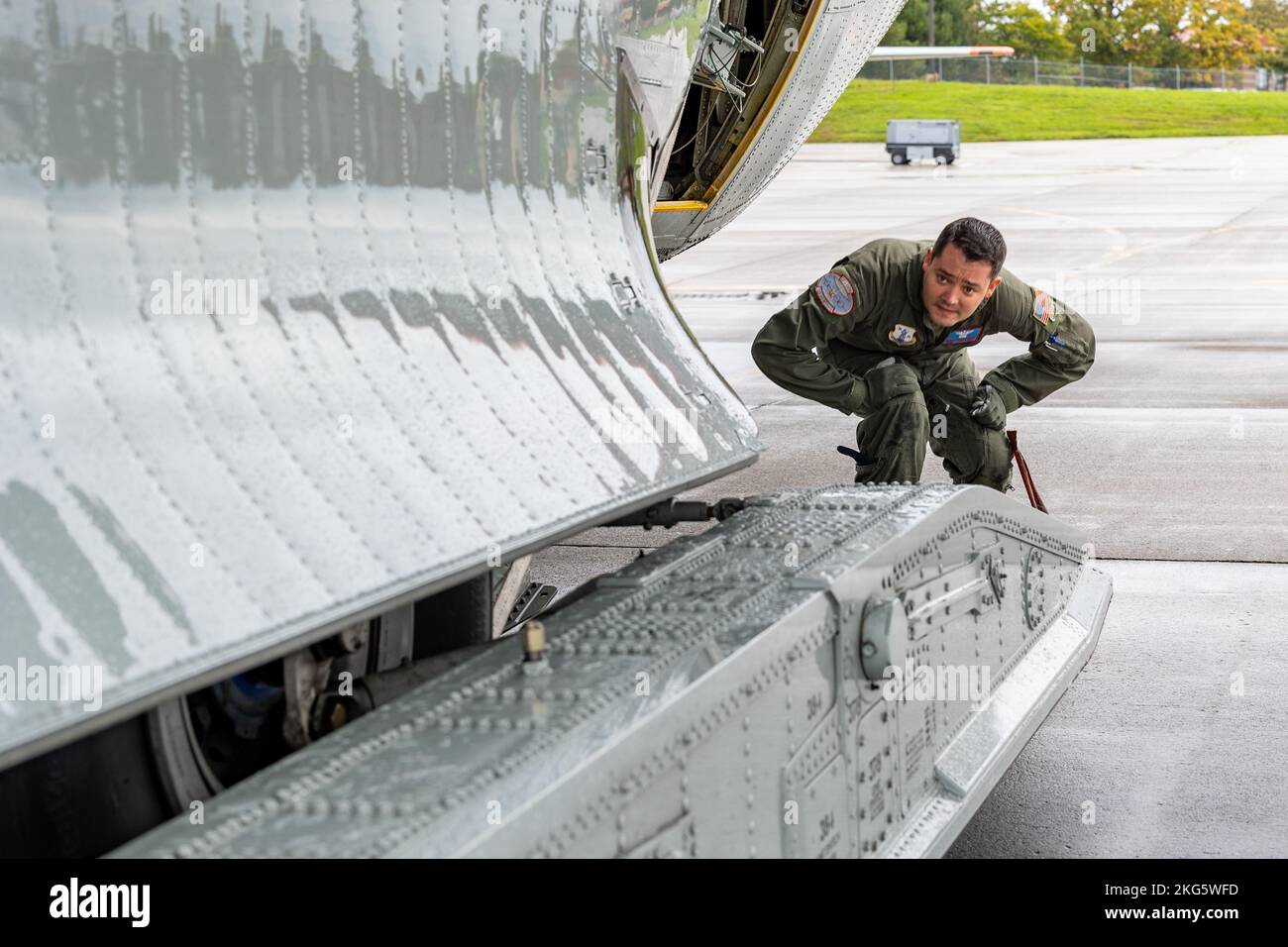 Master-Sgt. Christopher Dumond, ein Flugingenieur im 139. Airlift Squdron des 109. Airlift Wing, führt Wartungskontrollen an einem mit LC-130H Ski ausgestatteten Flugzeug durch, das mit neu überholten NP2000 T56-15A (3,5 modifizierte) Motoren ausgestattet ist. Der Flug testet die Fähigkeiten der neuen Motoren. Stockfoto