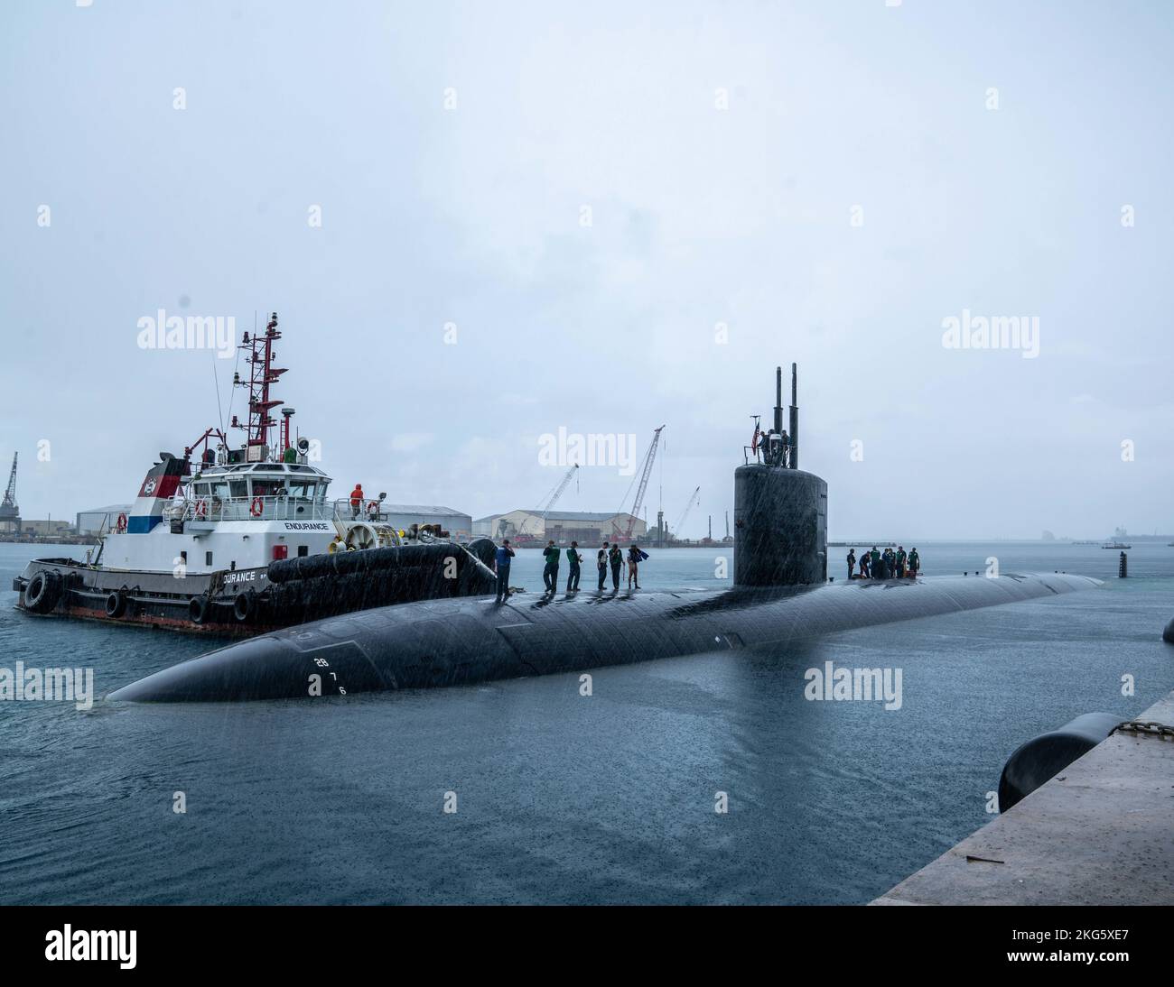 POLARIS POINT, Guam (Okt 5, 2022) das Schnellangriffs-U-Boot USS Springfield (SSN 761) der Los Angeles-Klasse verlässt den Marinestützpunkt Guam, 5. Oktober. Springfield ist eines von fünf U-Booten, die Commander, Submarine Squadron (SUBRON) 15, zugewiesen wurden. SUBRON 15 ist verantwortlich für die Bereitstellung von Training, Material und Personal Readiness Support für fünf vorbereitende Los Angeles-Klasse Schnellangriff-U-Boote und befindet sich am Polaris Point, Naval Base Guam. Stockfoto