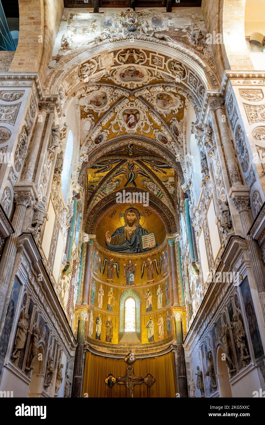 Das Innere der Kathedrale von Cefalu, Cefalu, Sizilien, Italien. Stockfoto