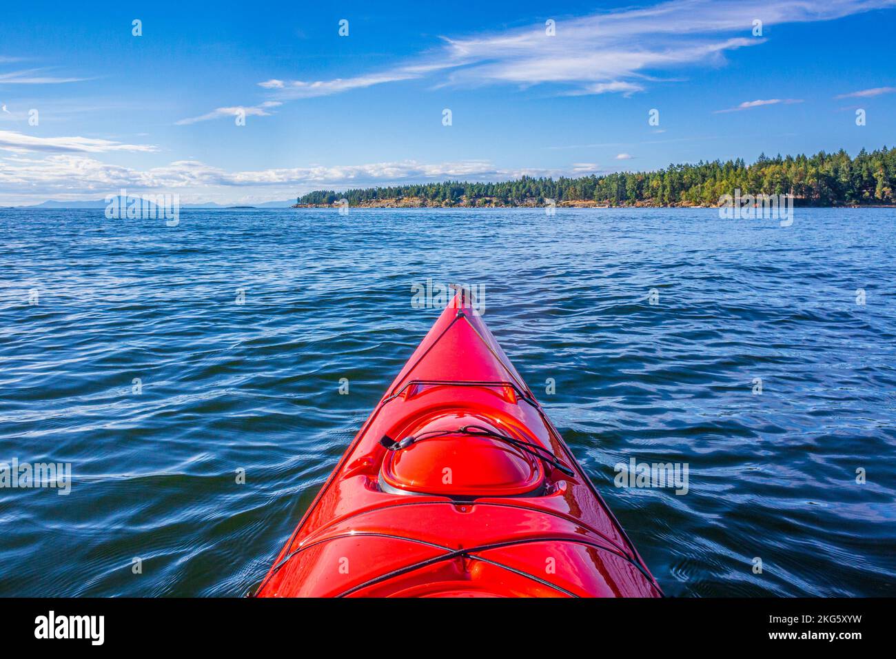 Der Bug eines leuchtend roten Kajaks im geschützten Wasser der Descanso Bay auf Gabriola Island Stockfoto