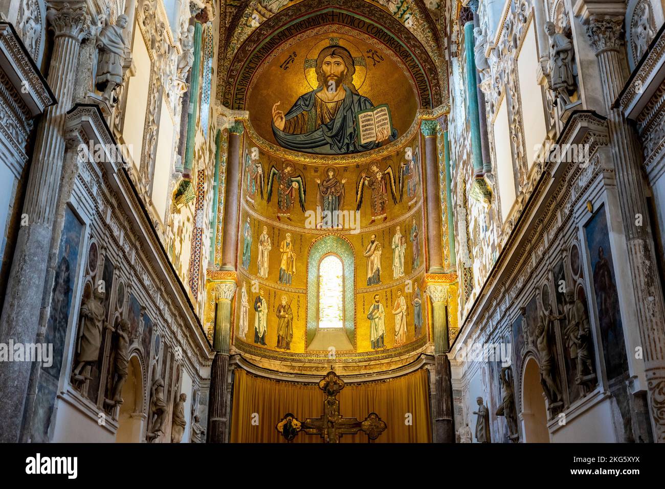Das Innere der Kathedrale von Cefalu, Cefalu, Sizilien, Italien. Stockfoto
