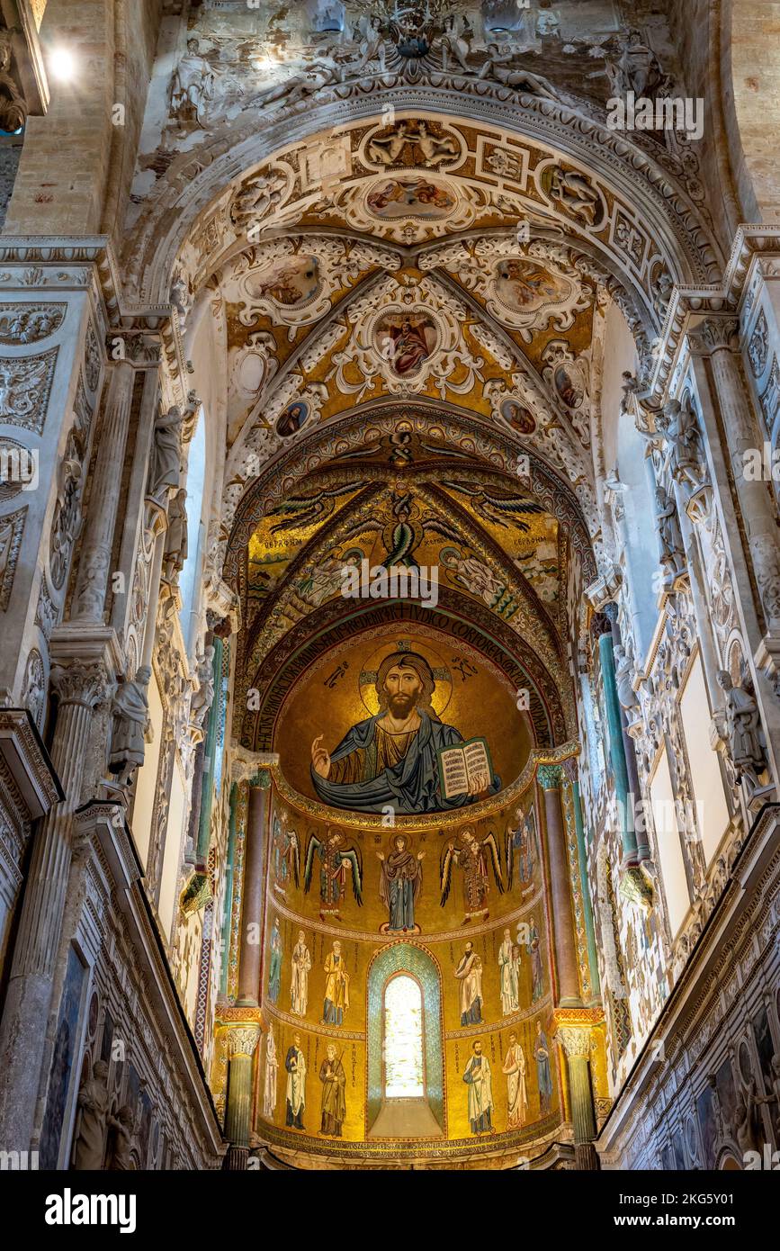 Das Innere der Kathedrale von Cefalu, Cefalu, Sizilien, Italien. Stockfoto