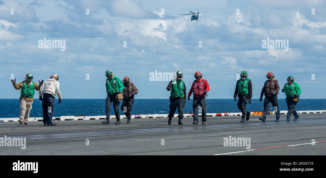 221006-N-LI114-1030 SEA OF JAPAN (OKT 6, 2022) Matrosen inspizieren den einzigen vorwärts eingesetzten Flugzeugträger der US Navy, USS Ronald Reagan’s (CVN 76), Flugdeck auf Fremdkörperschutt im Japanischen Meer, Oktober 6. Ronald Reagan, das Flaggschiff der Carrier Strike Group 5, stellt eine kampfbereite Kraft zur Verfügung, die die Vereinigten Staaten schützt und verteidigt und Allianzen, Partnerschaften und kollektive maritime Interessen in der Indo-Pazifik-Region unterstützt. Stockfoto