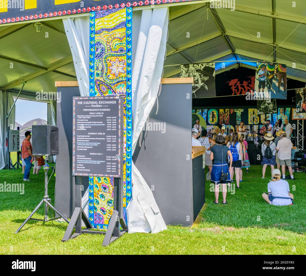 NEW ORLEANS, LA, USA - 29. APRIL 2022: The Cultural Exchange Pavilion mit Michael Skinkus an Moyuba auf der Bühne im Hintergrund beim Jazzfest Stockfoto