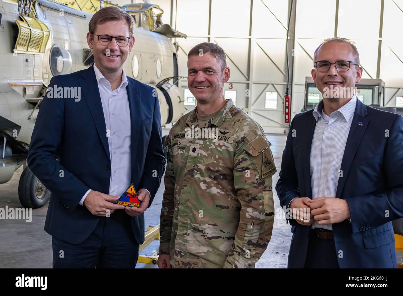 Es ist Gesichter Freitag! Gestern, 6.. Oktober 2022, besuchten die Bundestagsabgeordneten Tobias Winkler und Thomas Erndl die Storck-Kaserne in Illesheim, um den Flugplatz zu erkunden und mehr über die Mission und die Fähigkeiten unserer Eisernen Adler zu erfahren Stockfoto