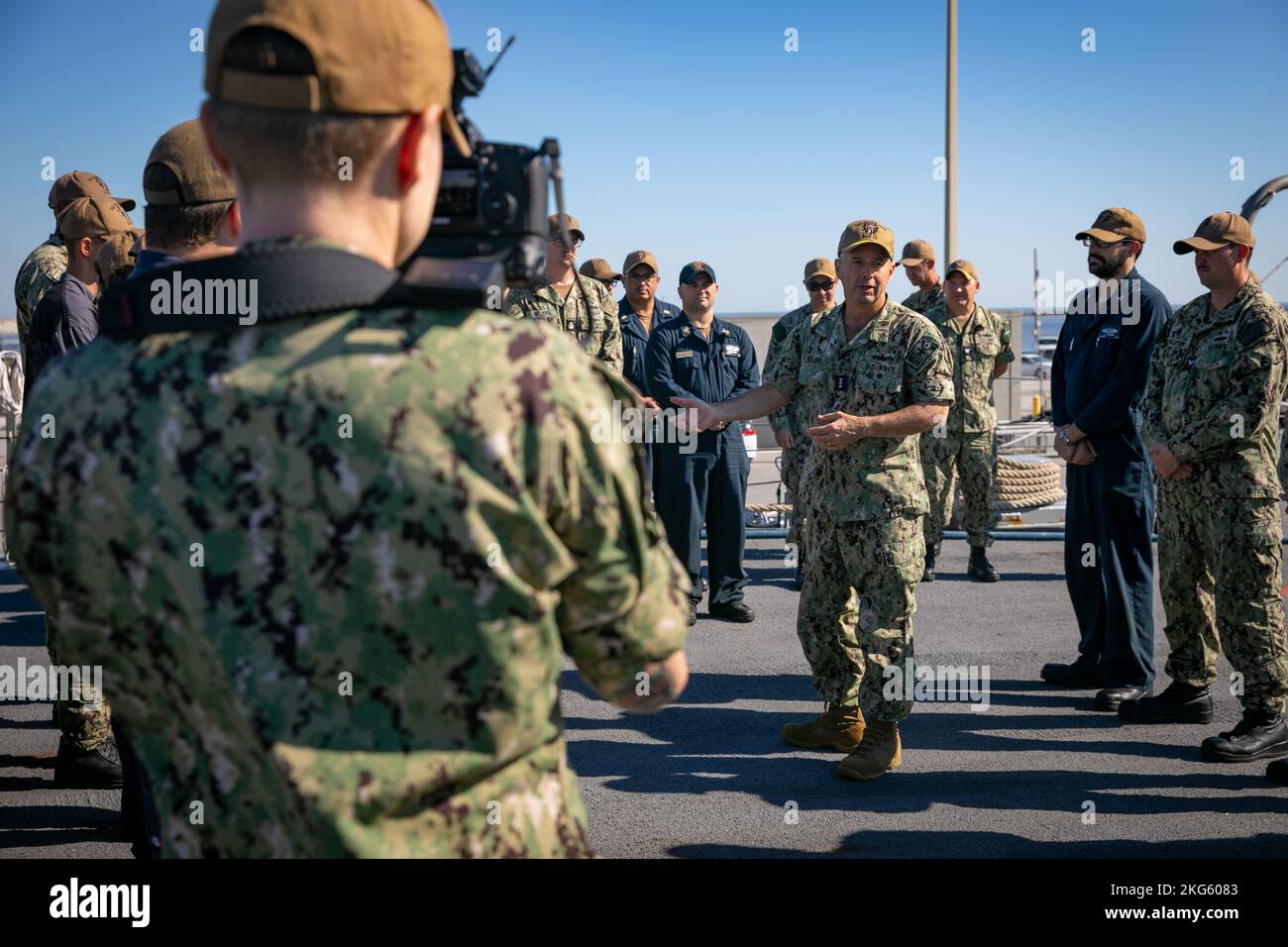 MARINESTÜTZPUNKT MAYPORT, Florida (Okt. 6, 2022) - Vize-Adm. Jim Kilby, Kommandant der Task Force 80 und stellvertretender Kommandant der US-Flottenstreitkräfte, spricht während eines Allhands-Aufrufs an Bord des Littoral Combat Ships USS Sioux City (LCS 11) mit der Besatzung, nachdem das Schiff in den 5. Flottenbereichen und 6. Verantwortungsbereichen eingesetzt wurde. Sioux City ist eines von vier Schiffen, die Commander, Surface Division 21, zugewiesen wurden. Stockfoto