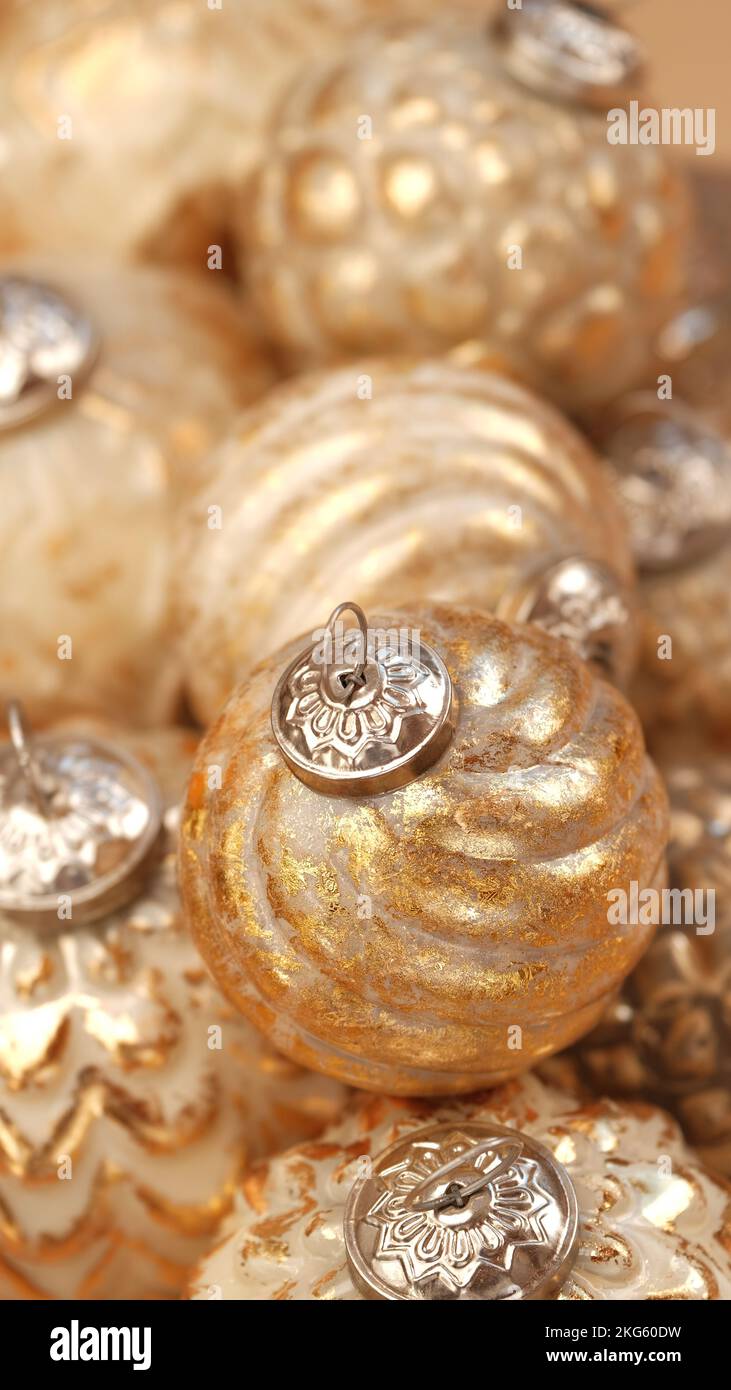 Weihnachtstapete in Goldfarben. Goldene Kugeln. Goldene weihnachtskugeln. Weihnachtsbaumdekorationen. Stockfoto