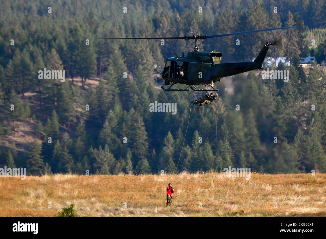 Fairchild Air Force Base arbeitet mit dem Special Operations Wing 24. für Special Tactics Mitglieder zusammen, um ihre Master-Zertifizierung in Long Lake, Washington, am 6. Oktober 2022 zu erhalten. Fairchild stellte den UH-1N Huey für Special Tactic Mitglieder zur Verfügung, um ihre Medevac- und Water Operations-Zertifizierung zu testen. Stockfoto