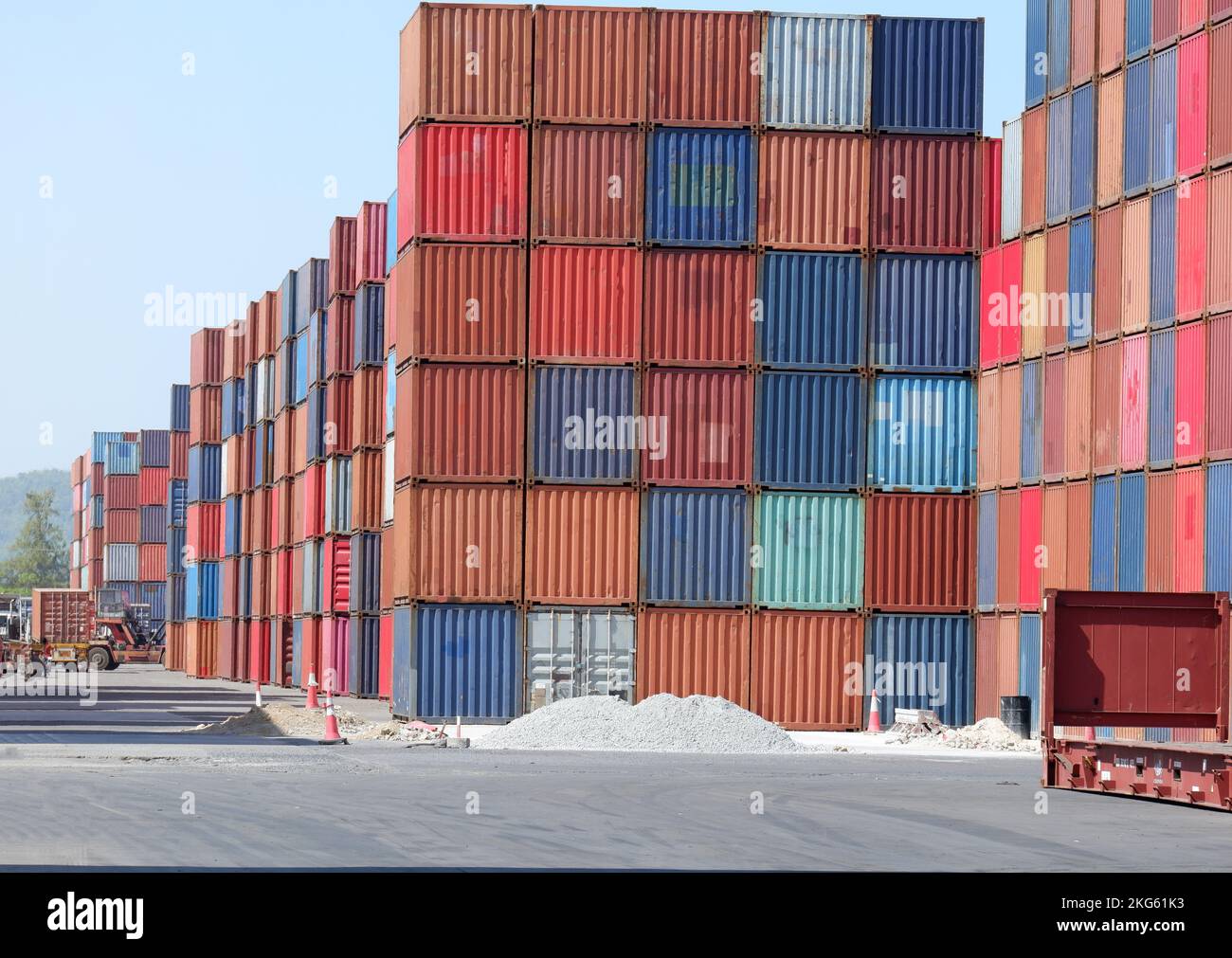 Containerstapel und Ansichten der Containerschiffbauindustrie Stockfoto