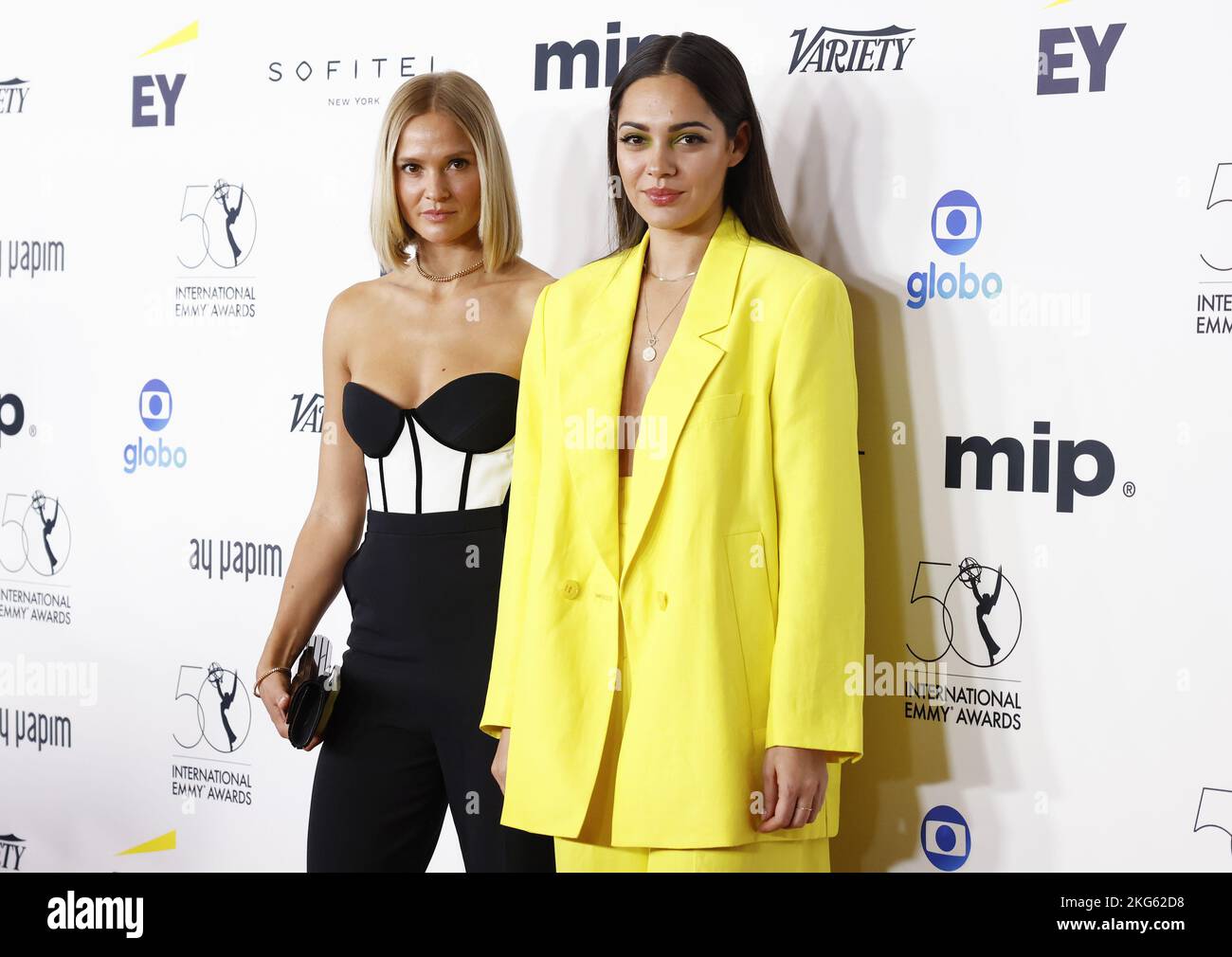 New York, Usa. 21.. November 2022. Pia Stutzenstein und Nilam Farooq treffen am Montag, den 21. November 2022, auf dem roten Teppich bei den International Emmy Awards 50. in der Casa Cipriani in New York City ein. Foto von John Angelillo/UPI Credit: UPI/Alamy Live News Stockfoto