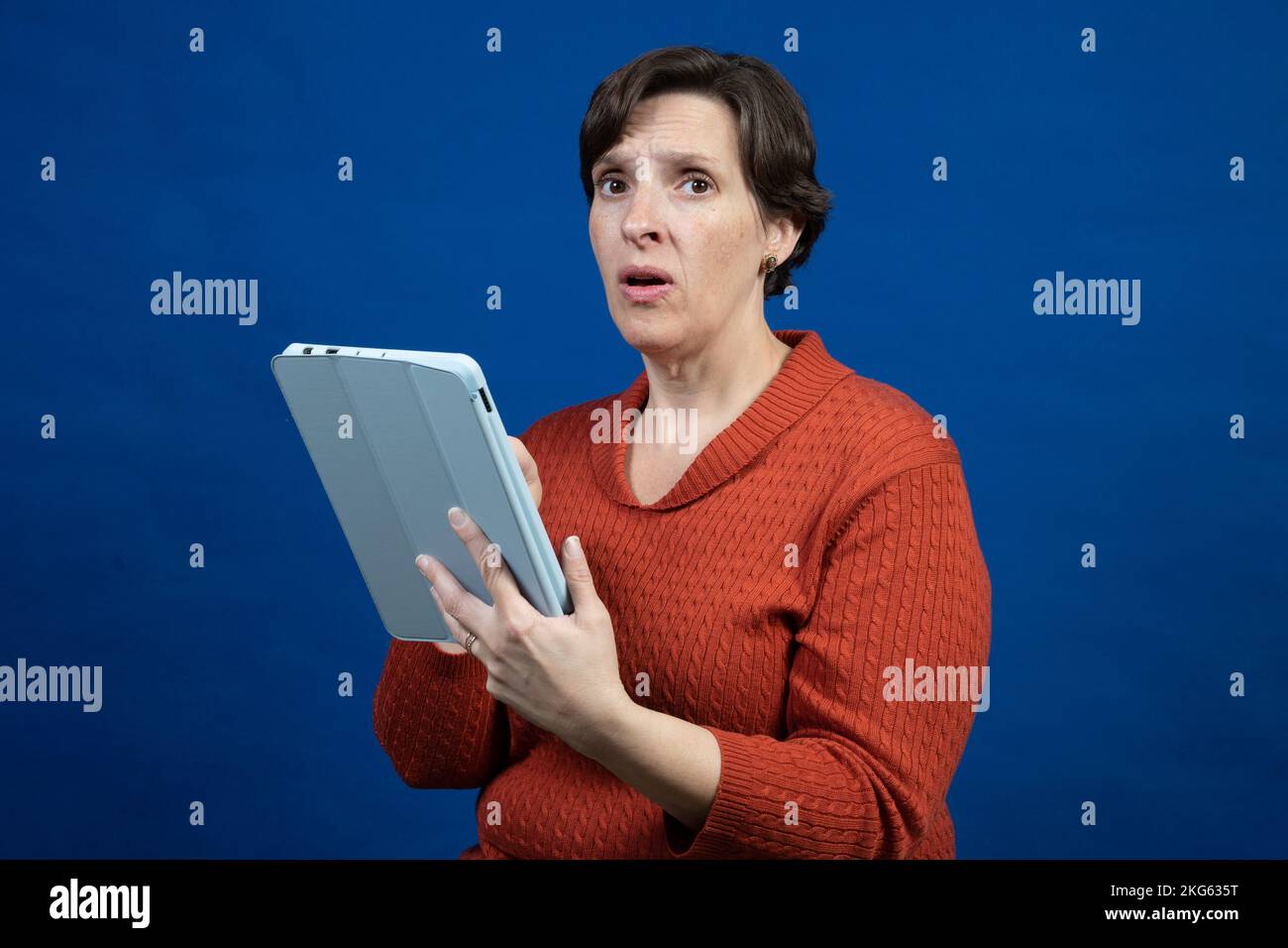 Frau reagiert auf ihren E-Reader Stockfoto