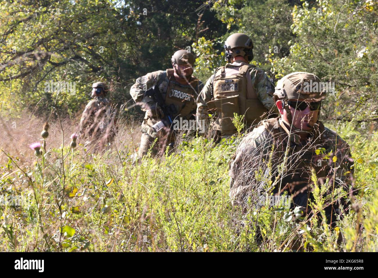 Gemeinsame Trainingsübung mit det 2. 6 Co. 3/238. AVN MEDEVAC, Cox Health und Missouri State Highway Patrol in Hercules Glade Wilderness, Bradleyville, Mo., 06. Oktober 2022. Mehrere Abteilungen in Missouri haben sich zusammengetan, um lebensrettende MEDEVAC-Szenarien zu praktizieren. (Foto von U.S. Army National Guard Spc. Rose Di Trolio.) Stockfoto