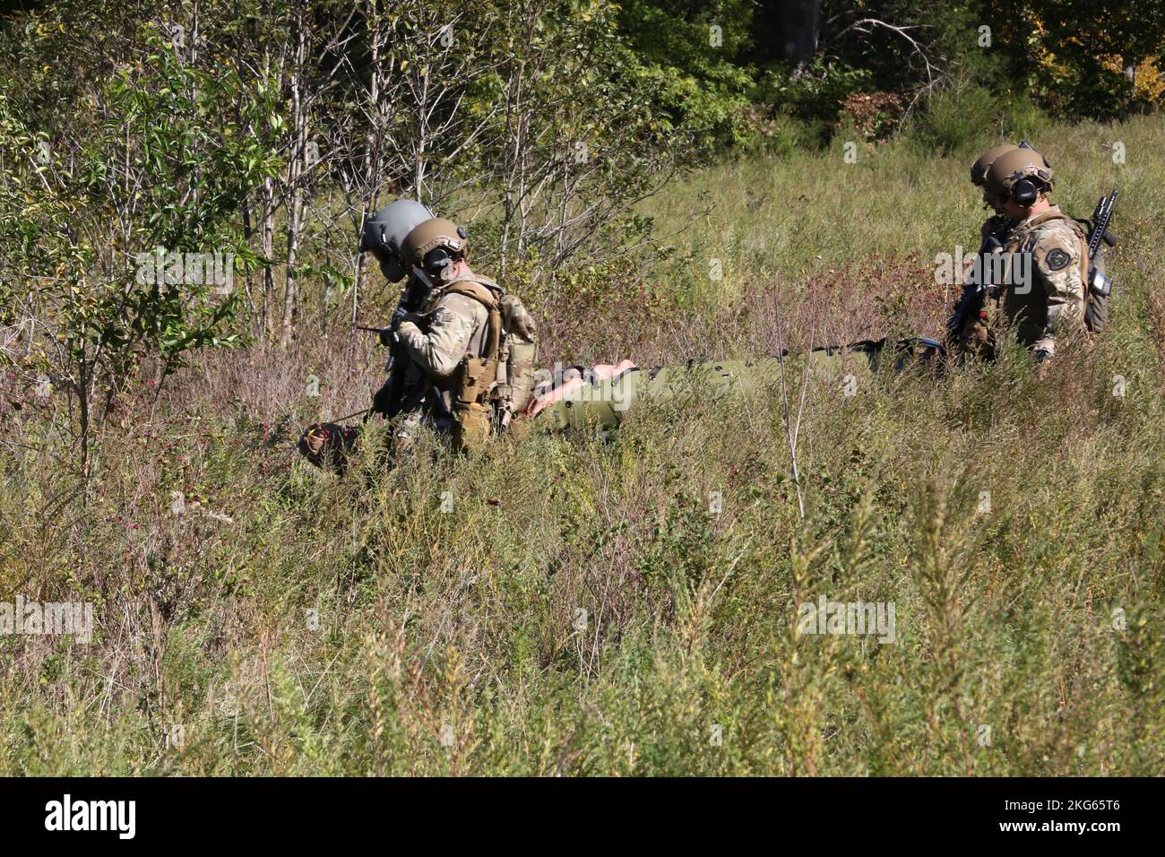 Gemeinsame Trainingsübung mit det 2. 6 Co. 3/238. AVN MEDEVAC, Cox Health und Missouri State Highway Patrol in Hercules Glade Wilderness, Bradleyville, Mo., 06. Oktober 2022. Mehrere Abteilungen in Missouri haben sich zusammengetan, um lebensrettende MEDEVAC-Szenarien zu praktizieren. (Foto von U.S. Army National Guard Spc. Rose Di Trolio.) Stockfoto