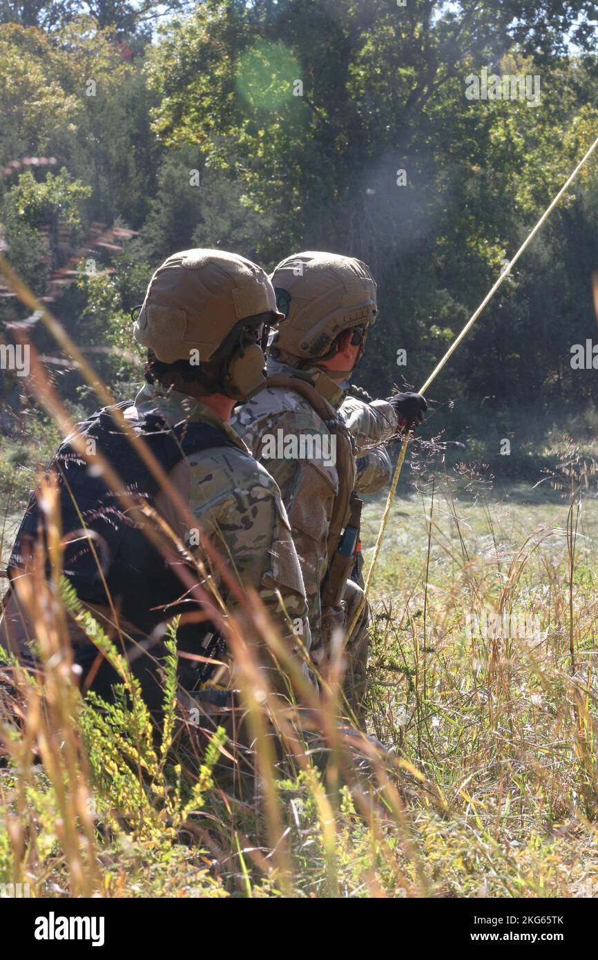 Gemeinsame Trainingsübung mit det 2. 6 Co. 3/238. AVN MEDEVAC, Cox Health und Missouri State Highway Patrol in Hercules Glade Wilderness, Bradleyville, Mo., 06. Oktober 2022. Mehrere Abteilungen in Missouri haben sich zusammengetan, um lebensrettende MEDEVAC-Szenarien zu praktizieren. (Foto von U.S. Army National Guard Spc. Rose Di Trolio.) Stockfoto