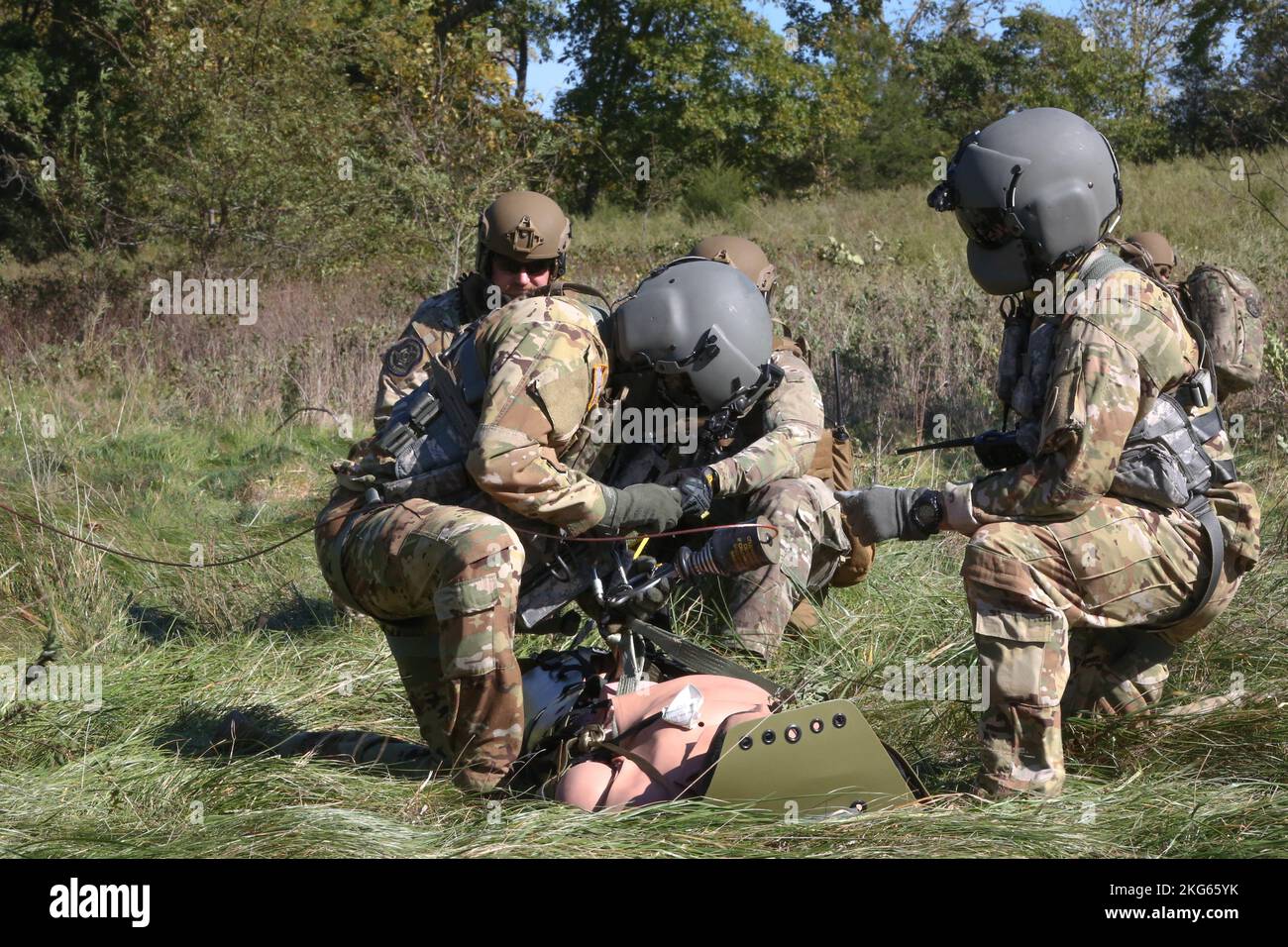 Gemeinsame Trainingsübung mit det 2. 6 Co. 3/238. AVN MEDEVAC, Cox Health und Missouri State Highway Patrol in Hercules Glade Wilderness, Bradleyville, Mo., 06. Oktober 2022. Mehrere Abteilungen in Missouri haben sich zusammengetan, um lebensrettende MEDEVAC-Szenarien zu praktizieren. (Foto von U.S. Army National Guard Spc. Rose Di Trolio.) Stockfoto